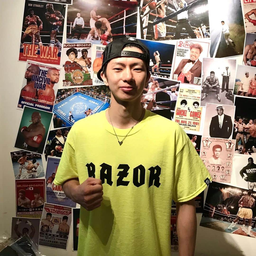 田口良一のインスタグラム：「RAZORの展示会に行ってきました！ かっこいいのばっかり! 要チェックしてみて下さい🤔  #razor #razorboxingclub #人気 #ボクシング #素晴らしい #レモン色はなかった #嬉しい」