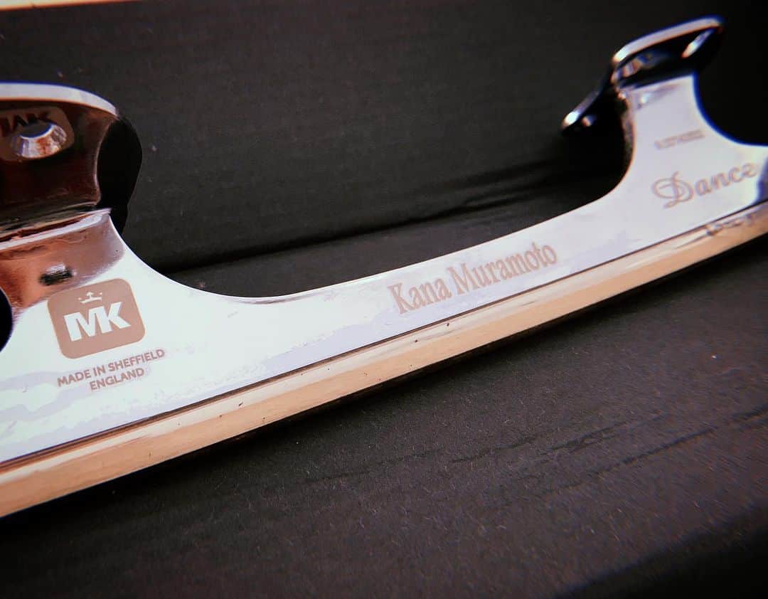 村元哉中のインスタグラム：「Just received...!!! THANKYOU @mkblades ❤️ Can’t wait for the new season to start with this brand new blades! The best ! 🙌🏻 名前入りで新しいMKダンスブレードがついに届きましたー！⛸ ありがとうございます！ 新シーズン楽しみ🔥 ⠀ #mkblades #icedance #アイスダンス  #かなだい #K7D1」