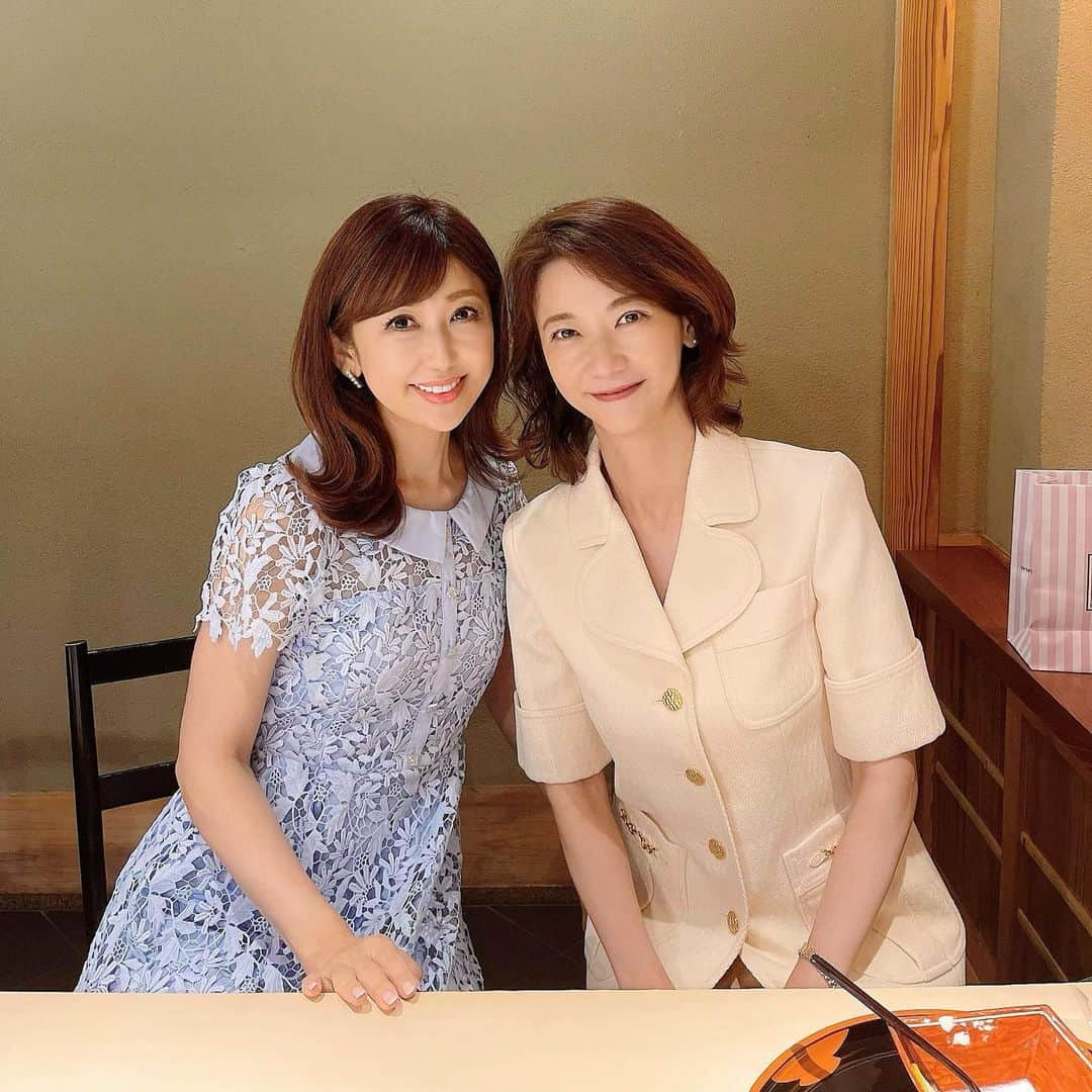 和泉佳子さんのインスタグラム写真 - (和泉佳子Instagram)「@akikotakase 先生をお誘いして、くろぎさんへ🎵  同い年の私達😌 美容の話や、仕事の話、50代あるあるなど…  共感し合えること多数で😉おしゃべりが盛り上がって、まだまだ話し足りないほどの楽しいひとときでした🎵  聡子先生、また一緒に美味しいものを食べに行きましょう😋  #和泉佳子　#女子会  #くろぎ　#プリマシェレル」7月18日 0時17分 - yoshiko_izumi