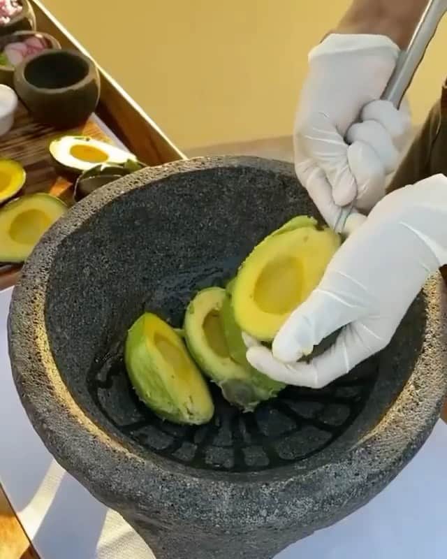 Sharing Healthy Snack Ideasのインスタグラム：「Guacamole, made table-side during guacamole by @restauranteating    #avocado #guac #guacamole」