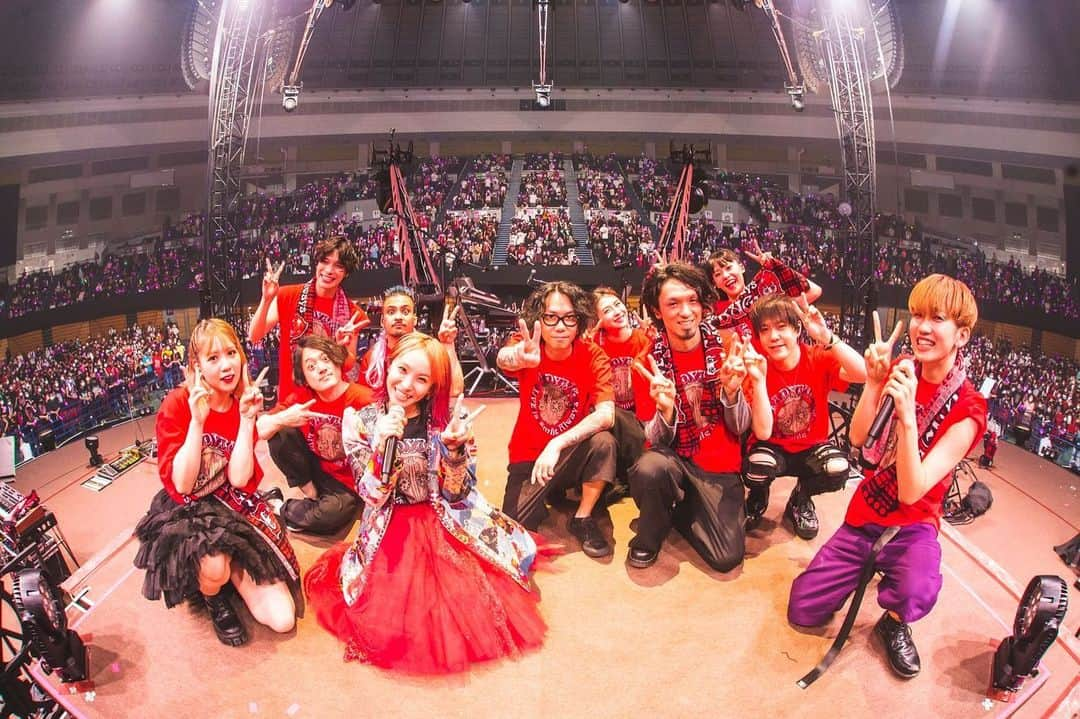 LiSAさんのインスタグラム写真 - (LiSAInstagram)「LiVE is Smile Always〜LADYBUG〜@日本ガイシホール day2ありがとうございました🐞 4公演目にして最高を超えすぎてどうしよう😳 次は7/31-8/1横浜ですっ よろしくね☻ 今日を越えていけ🦁 📸 @cazrowaoki   #LADYBUGツアー #今日のフォトコール担当はぺこりん #写殺」7月18日 1時04分 - xlisa_olivex