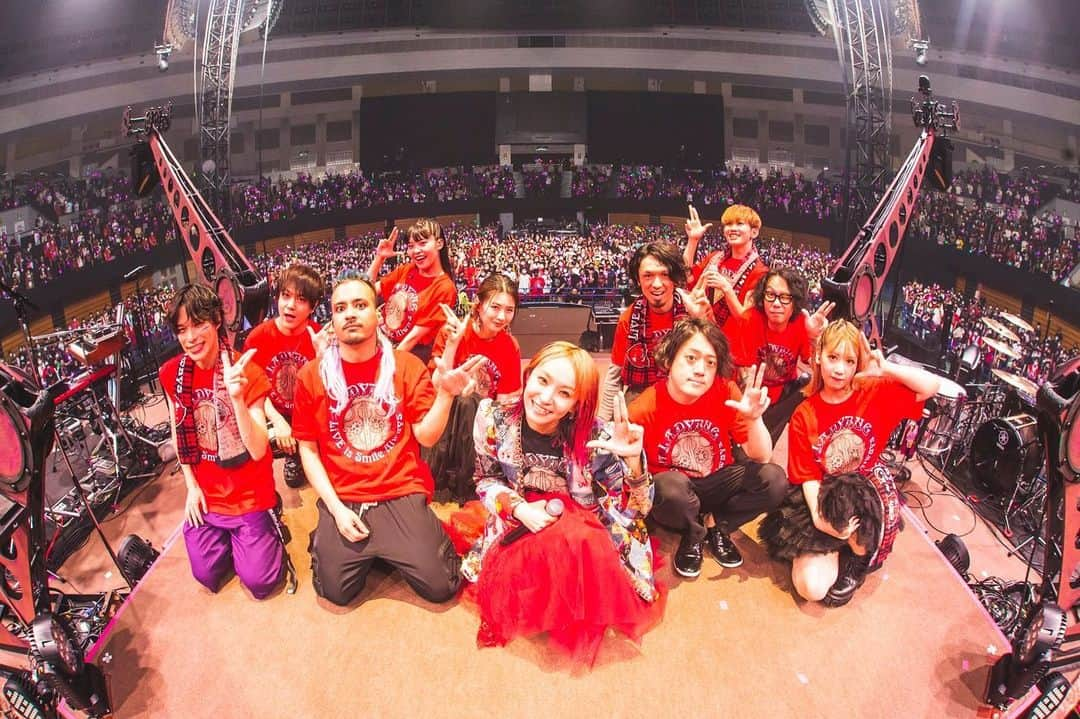 LiSAさんのインスタグラム写真 - (LiSAInstagram)「LiVE is Smile Always〜LADYBUG〜@日本ガイシホール day2ありがとうございました🐞 4公演目にして最高を超えすぎてどうしよう😳 次は7/31-8/1横浜ですっ よろしくね☻ 今日を越えていけ🦁 📸 @cazrowaoki   #LADYBUGツアー #今日のフォトコール担当はぺこりん #写殺」7月18日 1時04分 - xlisa_olivex