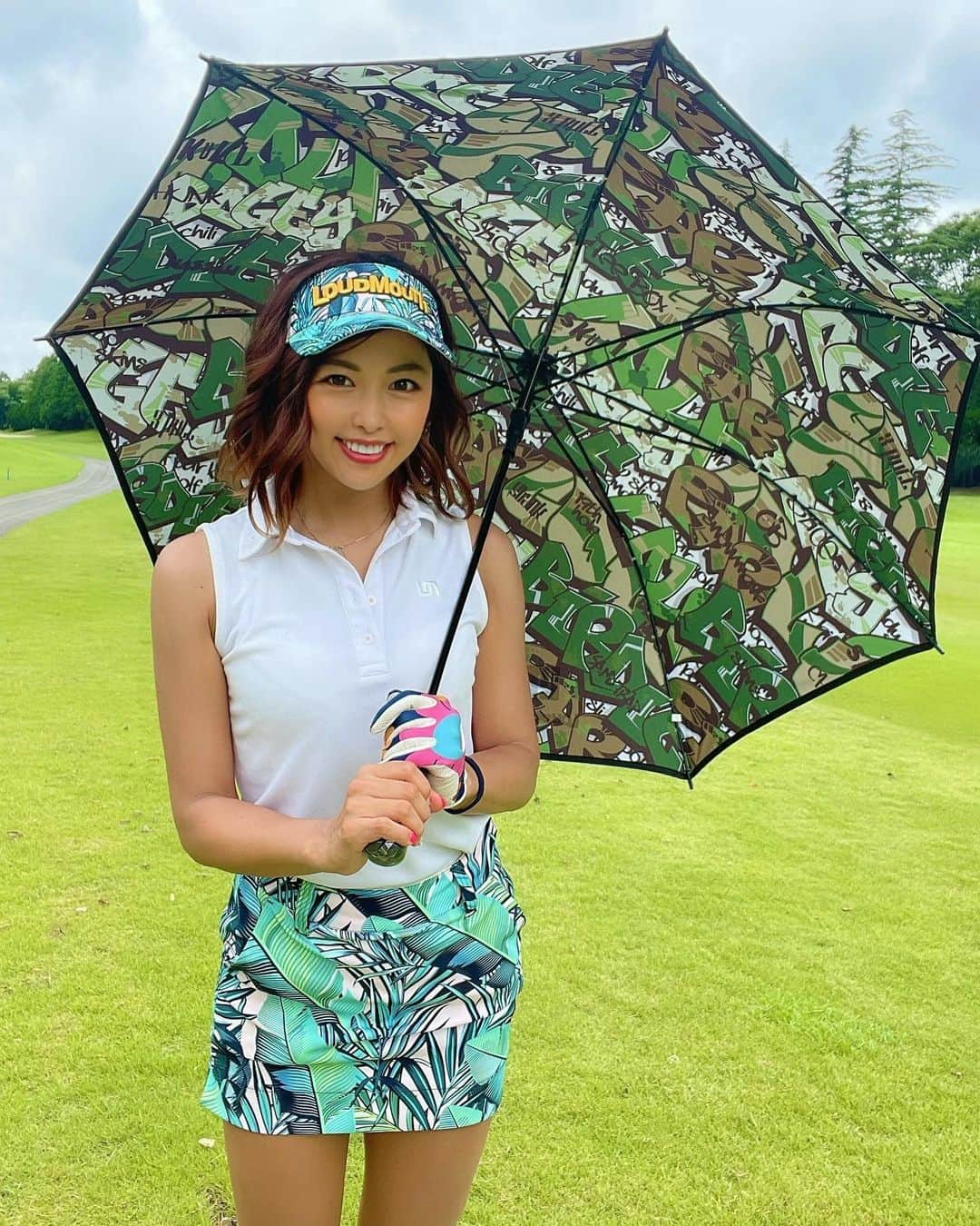 あおい夏海さんのインスタグラム写真 - (あおい夏海Instagram)「夏だーーー！！ めっちゃ嬉しい‼️ 先日の女子ラウンド⛳️ この日のゴルフコーデは全身 @loudmouth_japan_official  グローブも傘もラウドマウス！！ キャディバックが色とりどりで綺麗だった💓(3枚目) 5枚目女子ラウンドの裏側   #ゴルフ  #ラウドマウス  #ゴルフ女子  #ゴルフウェア  #ゴルフコーデ  #ゴルフ男子  #ゴルフ女子コーデ  #おしゃれゴルファー  #あおい夏海  #lmginza  #ラウドマウスゴルフ  #派手好き  #日傘  #ゴルフバッグ  #ゴルフグッズ  #キャディバッグ  #夏服 #golfstagram  #インスタ映え  #アウトドアファッション  #ボタニカル柄  #ヒョウ柄  #夏コーデ」7月18日 12時05分 - natsumi.aoi