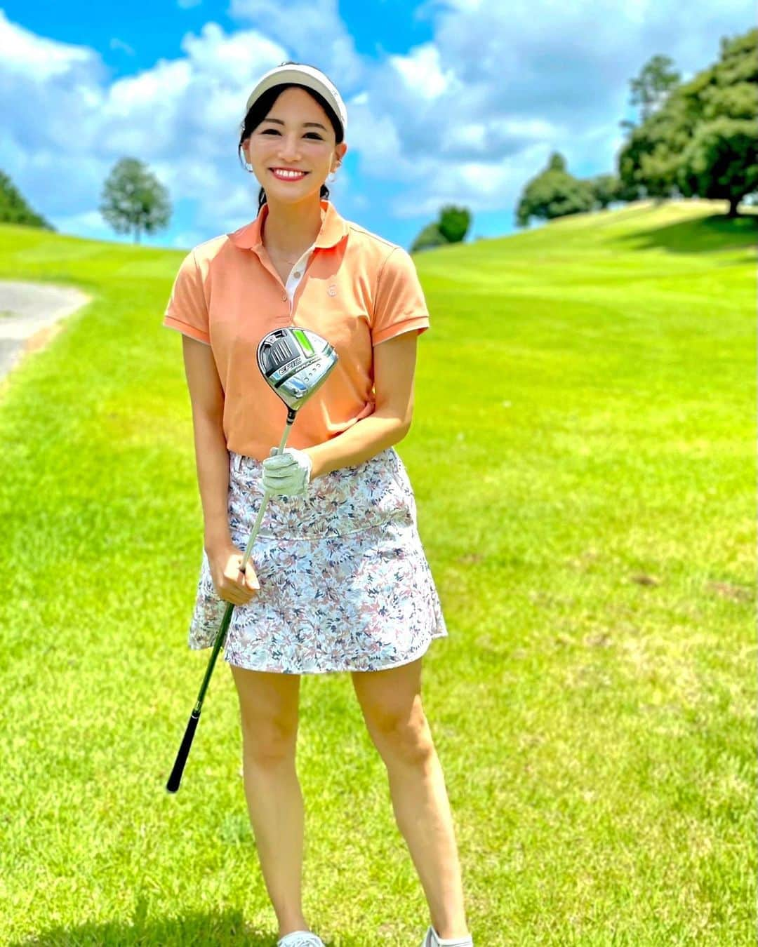 石井里奈さんのインスタグラム写真 - (石井里奈Instagram)「こんにちは☀️ . 昨日のゴルフレポート🏌️‍♀️⛳️ 大千葉カントリークラブへ✨ . Akibagolfstudioに通い始めて初めてのコース❣️2回レッスン行っただけでフォームが激変！ドライバーが本当よく当たって楽しすぎました笑 9枚目と10枚目の差をみてね！ @nagasakamitsutaka コーチ本当いつもありがとうございます❣️ . ウェアは全て @callawayapparel_japan 💕今回はレッドレーベルで少し大人ぽいラインのウェアでコーデ✨白のスパイクレスシューズも可愛いよね❣️ . ドライバーは先日PVに出演させていただいた @callawaygolf_japan の8月発売の新クラブEPIC MAX FASTをレンタルさせていただき、使ってきたんだけど、本当によく飛ぶ！ 飛ぶのが楽しくて着地見ずにはしゃいでしまい恥ずかしいです🤣でも最初ってスコアより当たったり飛ぶのが楽しくてそれだけでもう大満足でした❤笑 発売が待ち遠しいです！！ . まだまだですが今日は楽しそうにしてる動画たくさんつけときます💕  @sabu_golf ちゃん本当に上手だったなぁ🥺☀️たくさんサポートしてくれてありがとう💕 . 今日も暑いので熱中症などみんな気をつけてね🌞 . #りなまるゴルフ #みどりのキャロウェイ #epicmaxfast #epic #ゴルフ #ゴルフ女子 #golfstagram #ゴルフコーデ #ゴルフウェア #キャロウェイ #キャロウェイアパレル #callaway #callawaygolf #callawayapparel #夏ゴルフ #千葉ゴルフ #ゴルフレッスン #ゴルフスイング #ゴルフクラブ #ゴルフ初心者 #ゴルフシューズ #ゴルフ場 #ゴルフ好き #ドライバーショット #ドライバー #ドライバースイング #スイング動画 #ゴルフスイング動画 #ゴルフ動画 #golfwear」7月18日 12時06分 - ri7tin1025