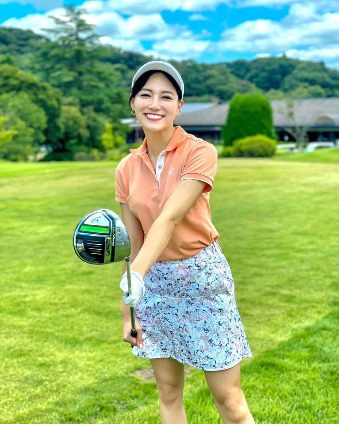 石井里奈さんのインスタグラム写真 - (石井里奈Instagram)「こんにちは☀️ . 昨日のゴルフレポート🏌️‍♀️⛳️ 大千葉カントリークラブへ✨ . Akibagolfstudioに通い始めて初めてのコース❣️2回レッスン行っただけでフォームが激変！ドライバーが本当よく当たって楽しすぎました笑 9枚目と10枚目の差をみてね！ @nagasakamitsutaka コーチ本当いつもありがとうございます❣️ . ウェアは全て @callawayapparel_japan 💕今回はレッドレーベルで少し大人ぽいラインのウェアでコーデ✨白のスパイクレスシューズも可愛いよね❣️ . ドライバーは先日PVに出演させていただいた @callawaygolf_japan の8月発売の新クラブEPIC MAX FASTをレンタルさせていただき、使ってきたんだけど、本当によく飛ぶ！ 飛ぶのが楽しくて着地見ずにはしゃいでしまい恥ずかしいです🤣でも最初ってスコアより当たったり飛ぶのが楽しくてそれだけでもう大満足でした❤笑 発売が待ち遠しいです！！ . まだまだですが今日は楽しそうにしてる動画たくさんつけときます💕  @sabu_golf ちゃん本当に上手だったなぁ🥺☀️たくさんサポートしてくれてありがとう💕 . 今日も暑いので熱中症などみんな気をつけてね🌞 . #りなまるゴルフ #みどりのキャロウェイ #epicmaxfast #epic #ゴルフ #ゴルフ女子 #golfstagram #ゴルフコーデ #ゴルフウェア #キャロウェイ #キャロウェイアパレル #callaway #callawaygolf #callawayapparel #夏ゴルフ #千葉ゴルフ #ゴルフレッスン #ゴルフスイング #ゴルフクラブ #ゴルフ初心者 #ゴルフシューズ #ゴルフ場 #ゴルフ好き #ドライバーショット #ドライバー #ドライバースイング #スイング動画 #ゴルフスイング動画 #ゴルフ動画 #golfwear」7月18日 12時06分 - ri7tin1025