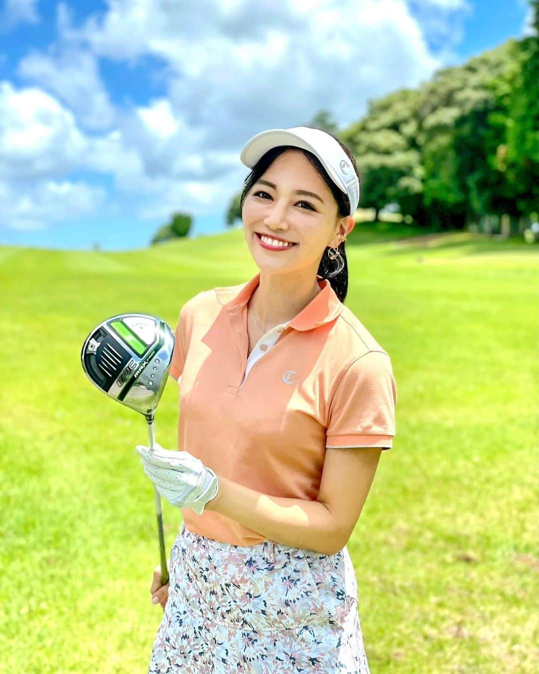 石井里奈さんのインスタグラム写真 - (石井里奈Instagram)「こんにちは☀️ . 昨日のゴルフレポート🏌️‍♀️⛳️ 大千葉カントリークラブへ✨ . Akibagolfstudioに通い始めて初めてのコース❣️2回レッスン行っただけでフォームが激変！ドライバーが本当よく当たって楽しすぎました笑 9枚目と10枚目の差をみてね！ @nagasakamitsutaka コーチ本当いつもありがとうございます❣️ . ウェアは全て @callawayapparel_japan 💕今回はレッドレーベルで少し大人ぽいラインのウェアでコーデ✨白のスパイクレスシューズも可愛いよね❣️ . ドライバーは先日PVに出演させていただいた @callawaygolf_japan の8月発売の新クラブEPIC MAX FASTをレンタルさせていただき、使ってきたんだけど、本当によく飛ぶ！ 飛ぶのが楽しくて着地見ずにはしゃいでしまい恥ずかしいです🤣でも最初ってスコアより当たったり飛ぶのが楽しくてそれだけでもう大満足でした❤笑 発売が待ち遠しいです！！ . まだまだですが今日は楽しそうにしてる動画たくさんつけときます💕  @sabu_golf ちゃん本当に上手だったなぁ🥺☀️たくさんサポートしてくれてありがとう💕 . 今日も暑いので熱中症などみんな気をつけてね🌞 . #りなまるゴルフ #みどりのキャロウェイ #epicmaxfast #epic #ゴルフ #ゴルフ女子 #golfstagram #ゴルフコーデ #ゴルフウェア #キャロウェイ #キャロウェイアパレル #callaway #callawaygolf #callawayapparel #夏ゴルフ #千葉ゴルフ #ゴルフレッスン #ゴルフスイング #ゴルフクラブ #ゴルフ初心者 #ゴルフシューズ #ゴルフ場 #ゴルフ好き #ドライバーショット #ドライバー #ドライバースイング #スイング動画 #ゴルフスイング動画 #ゴルフ動画 #golfwear」7月18日 12時06分 - ri7tin1025