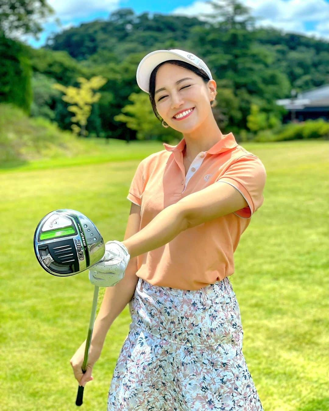 石井里奈さんのインスタグラム写真 - (石井里奈Instagram)「こんにちは☀️ . 昨日のゴルフレポート🏌️‍♀️⛳️ 大千葉カントリークラブへ✨ . Akibagolfstudioに通い始めて初めてのコース❣️2回レッスン行っただけでフォームが激変！ドライバーが本当よく当たって楽しすぎました笑 9枚目と10枚目の差をみてね！ @nagasakamitsutaka コーチ本当いつもありがとうございます❣️ . ウェアは全て @callawayapparel_japan 💕今回はレッドレーベルで少し大人ぽいラインのウェアでコーデ✨白のスパイクレスシューズも可愛いよね❣️ . ドライバーは先日PVに出演させていただいた @callawaygolf_japan の8月発売の新クラブEPIC MAX FASTをレンタルさせていただき、使ってきたんだけど、本当によく飛ぶ！ 飛ぶのが楽しくて着地見ずにはしゃいでしまい恥ずかしいです🤣でも最初ってスコアより当たったり飛ぶのが楽しくてそれだけでもう大満足でした❤笑 発売が待ち遠しいです！！ . まだまだですが今日は楽しそうにしてる動画たくさんつけときます💕  @sabu_golf ちゃん本当に上手だったなぁ🥺☀️たくさんサポートしてくれてありがとう💕 . 今日も暑いので熱中症などみんな気をつけてね🌞 . #りなまるゴルフ #みどりのキャロウェイ #epicmaxfast #epic #ゴルフ #ゴルフ女子 #golfstagram #ゴルフコーデ #ゴルフウェア #キャロウェイ #キャロウェイアパレル #callaway #callawaygolf #callawayapparel #夏ゴルフ #千葉ゴルフ #ゴルフレッスン #ゴルフスイング #ゴルフクラブ #ゴルフ初心者 #ゴルフシューズ #ゴルフ場 #ゴルフ好き #ドライバーショット #ドライバー #ドライバースイング #スイング動画 #ゴルフスイング動画 #ゴルフ動画 #golfwear」7月18日 12時06分 - ri7tin1025