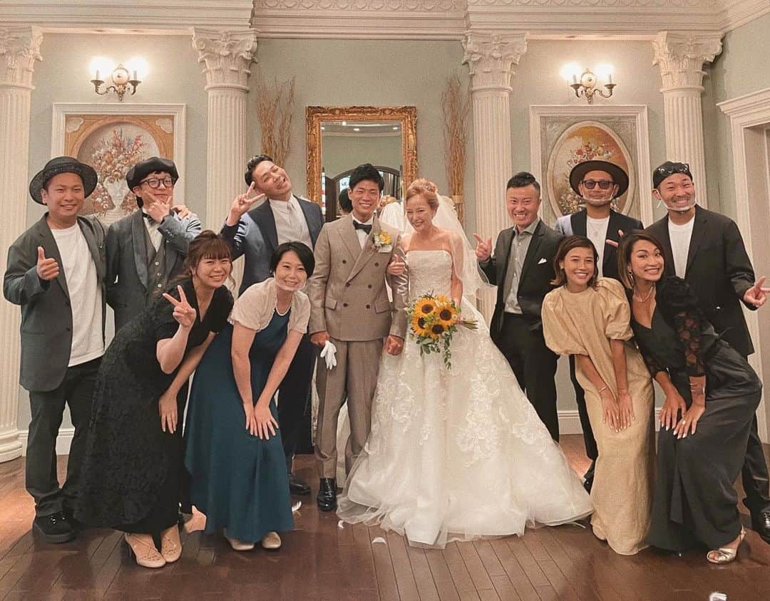 馬詰まほのインスタグラム：「happy wedding👰🏽💒🤵🏽 kana x yuji 2021.07.17  このふたりのことを語り出したら きっといつ終わるかわからないのでやめておきます☺︎ 本当におめでとう、 かなゆうじ🤍  大人になって出会ったくせに ここまで大切な存在になると思わなかった 大好きで、愛して止まないカナ。 これからもゆうじの次にアイカタで居てね🌻  いつもありがとう 離れてるけどいつだって心はひとつです。  今日という素敵な日に呼んでくれて、本当にありがとう。登場から披露宴終わるまで一生泣いてた。そのわたしの姿をみてカナも泣くというオンパレードやったけど、それと同じぐらいずっと笑ってて口角がいまだに痛い。ほんまに幸せ空間、時間だった♡  大好きな大阪の仲間達と 最高な思い出刻めてこれまたハッピーでした❤️‍🔥 みんなもいつもほんとうにありがとう。  こんなご時世やけど 小さな幸せを 日々かき集めて頑張っていこう🌞🤍 #0717 #mahokana」