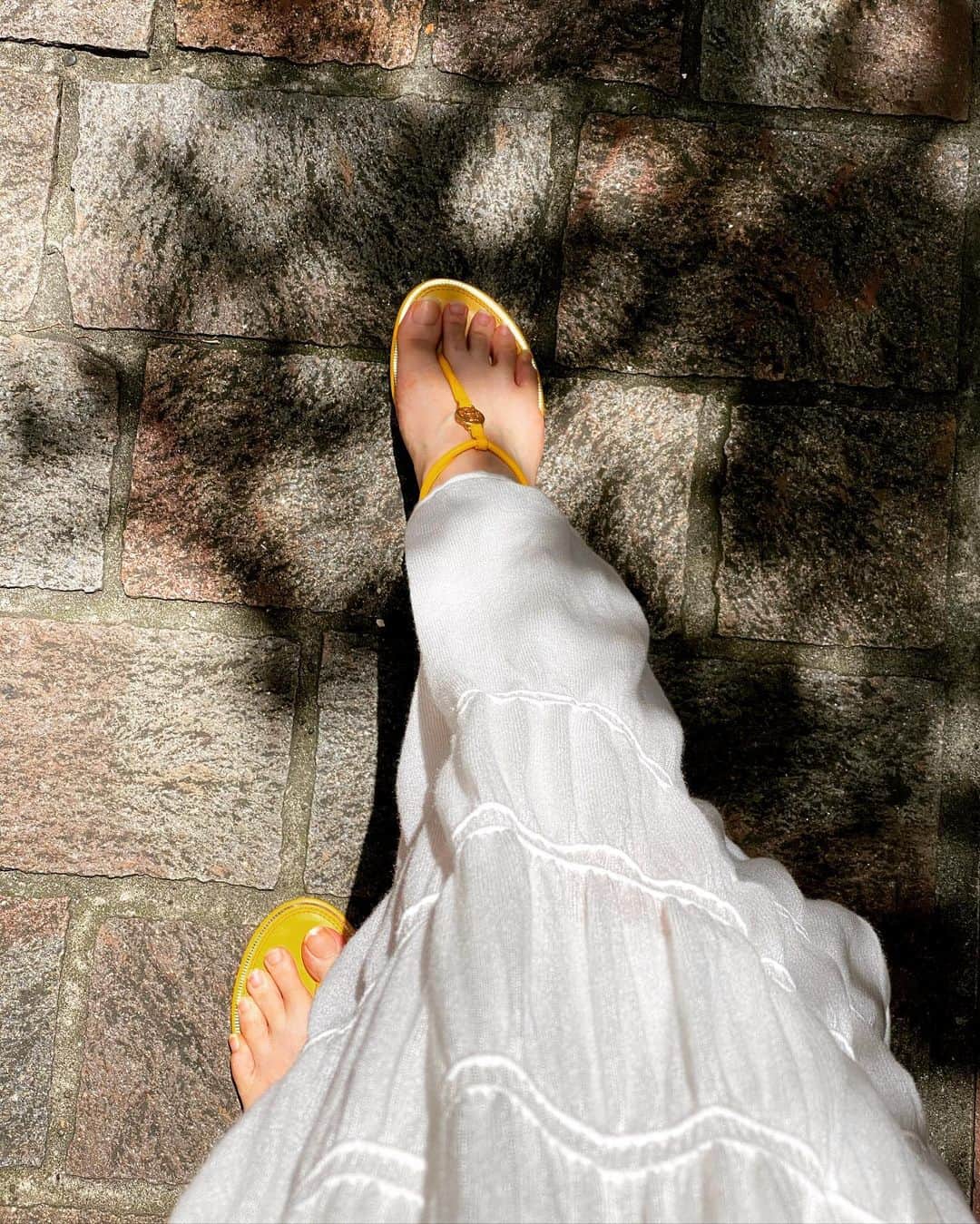 大矢真夕のインスタグラム：「いい天気😄🌞✨ . . .  #トリーバーチ #toryburch #toryburchshoes #shoes #shoesoftheday #shoeslover #shoesaddict #shoestagram #yellow #yellowshoes #イタリア街 #靴 #サンダル #sandals #買い物 #黄色 #イエロー #ホワイト #ホワイトコーデ #whitelove #white #tokyo #汐留 #ワンピース #ワンピースコーデ」
