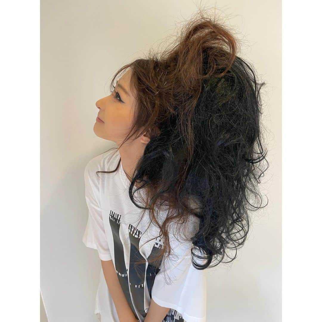 石川翔鈴さんのインスタグラム写真 - (石川翔鈴Instagram)「. 第1部のmod's hairさんのヘアメイクショー いかがでしたか〜〜〜〜〜〜⚡️ ウィッグもつけて、逆毛を立ててモリモリにして、ロックでパンチの効いたヘアメイクでした！  #麻生美容専門学校 #modshair」7月18日 11時46分 - karen__i328