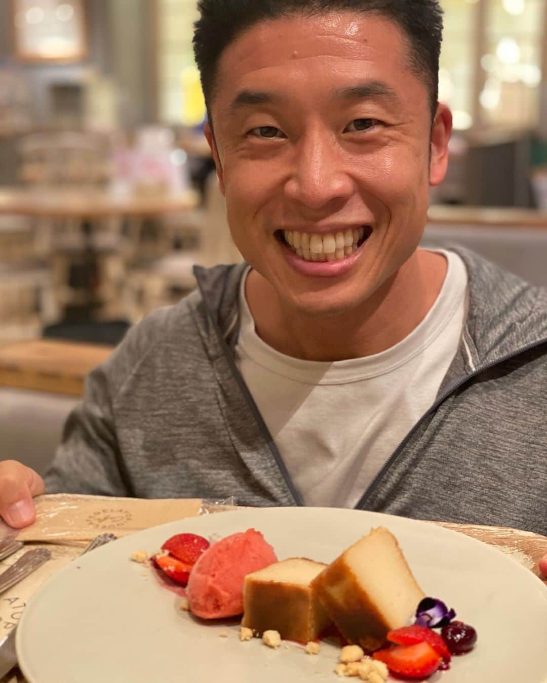 なかやまきんに君さんのインスタグラム写真 - (なかやまきんに君Instagram)「#なかやまきんに君 #楽しい週末 #朝トレの後 #豆腐のチーズケーキ を食べました #カロリーは一日のバランスで考えて #無理のない範囲で好きな物も食べましょう #キャーお皿から出てくるシリーズステキー」7月18日 11時51分 - nakayama_kinnikun