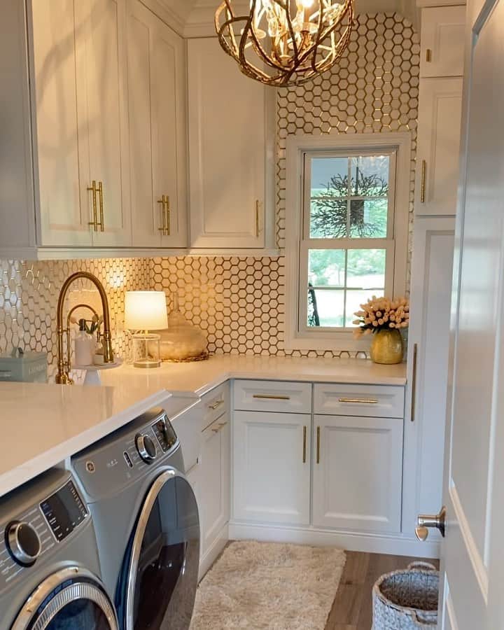 のインスタグラム：「Sharing my laundry room! Follow my personal page @farahjmerhi for more of my personal home!」