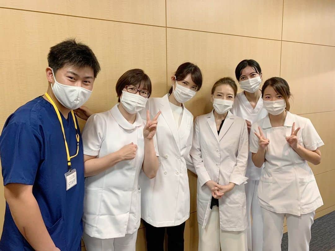 西川史子さんのインスタグラム写真 - (西川史子Instagram)「友利先生とコロナワクチンの職域接種に行ってきました。 前回と同じ医療スタッフだったので安心感もあり、1000人近くの方がいらっしゃいましたが、スムーズに進みました。 #コロナワクチン#職域接種」7月18日 5時01分 - dr.ayako_nishikawa