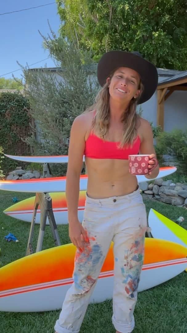 コートニー・コンローグのインスタグラム：「EXPRESS YOURSELF!!! Join me as I walk you through the process on spraying a surfboard @seatiger and the fun of adding color! #art #surfart #surfboardart @jolynclothing」