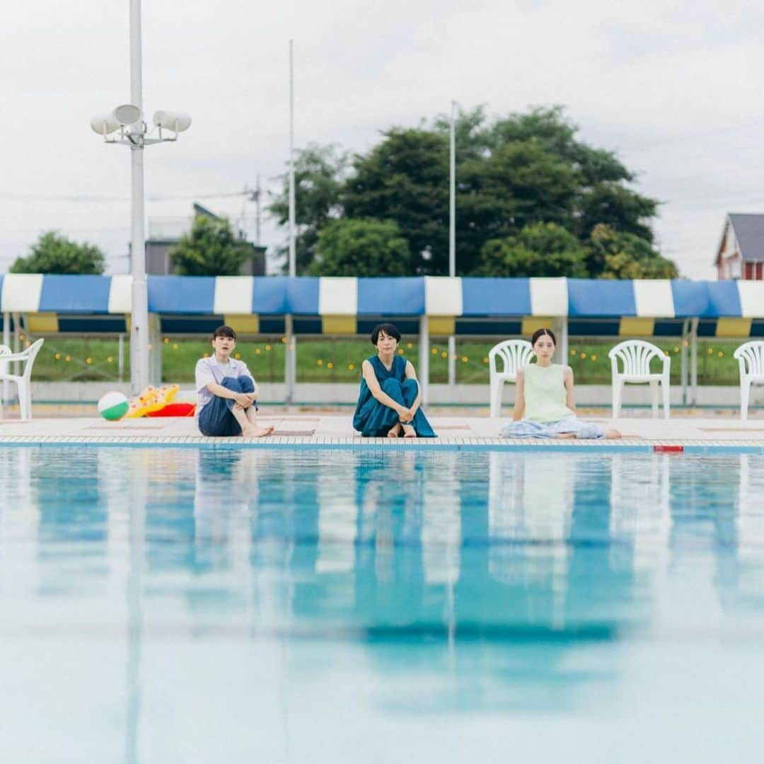 久保陽香のインスタグラム：「…🏊💓 ⁡ ⁡ 映画｢青葉家のテーブル｣が公開されて 今日で一ヶ月が経ちました ⁡ ⁡ これまでにたくさんの感想を ほんとにありがとうございます ⁡ 映画｢青葉家のテーブル｣が みなさんの“なにか”になれて本当に嬉しい ⁡ 私自身、こんな素敵な作品に出会えて幸せです！！ 今の自分も過去の自分もマルッと受け止めてくれて 大きなグッドサインをしてもらえたような気がして 嬉しくなって心が緩んでとても喜んでいます笑 ⁡ ⁡ 上映が終わってしまった劇場もありますが これから上映が控えている劇場もあります 引き続き青葉家のテーブルをよろしくお願いします ⁡ 自分の好きな心地よい受け取り方でいいです〇 青葉家のテーブルからのメッセージ 受け取ってもらえたら幸せです‪︎‬ ‪︎ˆˆ ⁡ ⁡ #北欧暮らしの道具店 #青葉家のテーブル」