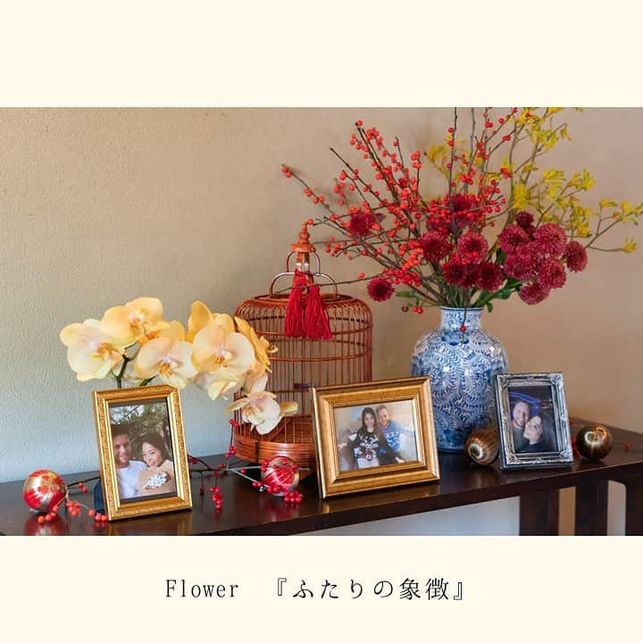 The KAMAKURA WEDDINGさんのインスタグラム写真 - (The KAMAKURA WEDDINGInstagram)「Flower　『お互いの国をつなぐ結婚式』 ・ イギリスと日本の国際結婚のおふたり 友人の多くが海外にいることもあり、  お互いの国を理解し合うことで 両家だけでなく、ゲストとのつながりも太くしたい ・ そんな想いを込めて イギリスの街中でたくさん見かける実物　ヒペリカム 日本の古来の菊をイメージした　ピンポンマム  友人の多くがいる出会った場所のオーストラリアの花　カンガルーポー この舞台である日本の祝い花　胡蝶蘭を添えて ・ お待合の部屋に飾ることで　おふたりの意志をゲストに届け 今日の結婚式が　お互いを理解し より尊重し合える日となることを願って  ----- produce by @thekamakurawedding ----- kimono：@authentique_kimono　＠authentique_weddingdress make：@makemariee flower：@hanahirowedding photo：@yokohama_laviephotography ----- 結婚式実例はHPから  https://kamakura-wedding.jp/report/ ----- #thekamakurawedding #テーマウェディング #ウェディングプロデュース」7月18日 9時10分 - thekamakurawedding