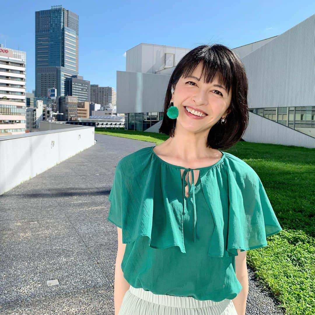 太田景子さんのインスタグラム写真 - (太田景子Instagram)「今朝もサンデーLIVEをご覧いただき、ありがとうございました😊🌻左肩がピロピロピロピロ…気が散って仕方ない！お天気を邪魔してしまってごめんなさいでした😭💦  昨日のストーリーをご覧になった方から「髪どのくらい切ったの〜⁉️」とコメントをいただいていましたが、今朝ようやく解禁〜😆🙌🏻💕  あっつい朝ですが、昼間は体温超えの37℃が北日本で続出するかもしれません🥵😫⚠️⚠️  水分補給や休憩をこまめにとって、お部屋の中でも冷房を使ってくださいね。デパートや図書館など涼しい場所で過ごすのも🙆‍♀️  そして未明に発生した台風6号、このあとみるみる発達をして20(火)〜21(水)に沖縄地方へ接近します。  これまで経験したことのない暴風になる恐れが出ていますので台風への備えは必ず今日か明日までに済ませてください‼️🌀」7月18日 9時44分 - keiko_ota1121