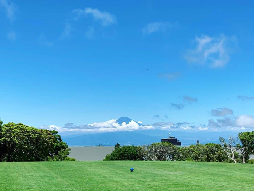 小田飛鳥さんのインスタグラム写真 - (小田飛鳥Instagram)「昨日は大西ライオンさんのチャンネル『ゴル配ないさー』の収録でした🏌️‍♀️ 標高1059m、富士山が臨める素敵なゴルフ場で、私の拙過ぎるゴルフですがライオンさんのお陰で楽しくプレー出来ました🦁 ライオンさんと鹿さんの共演も見られました💕 大西ライオンさん、（@onishilion2010）ありがとうございました！ #天城高原ゴルフコース #天城高原 #ゴル配ないさー #大西ライオン さん」7月18日 10時22分 - asuka_oda_0320