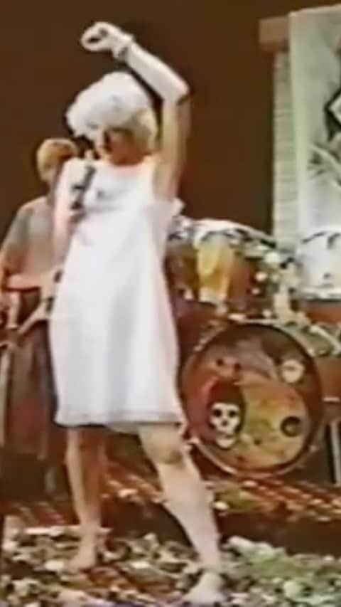 コートニー・ラブのインスタグラム：「This is 37 years old... in my first band @faithnomore. It’s the oldest footage of us to surface. Not much of a song yet, not much of a front woman yet, but we all start somewhere! I was a homeless street kid, and I’m greatful to these guys for adopting me.  This was a scary but fun time… wilding on streets of San Francisco... 🤍🤍🤍🌊 note how at 0:51 seconds the guys say “the loudest“ and I say “the best band!”   Getting kicked out of this band was one of the best things that ever happened to me, they wrote a number 1 hit with #epic that I used to have to strip to at @worldfamousseventhveil @jumbosclownroomofficial and it pissed me off so much to be stripping to it, that it made me determined, gave me the head of steam to keep going and keep it together for my own band.” “Well if they can do it I can!”  And oh hey Roddy Bottum🤍😘 lifelong Soul Mate. And as I proudly say... ex boyfriend! 🍬😘🤍🤍Thanks for buying Mary Janes for me in Chinatown so I wasn’t barefoot 🦶 everywhere in SF anymore... we’re  cute.  #justkids #sanfrancisco #1984 #burritos 🌯🌯 #skaterboys #mybirthplace #faithnomore #hole #metallica #imperialteen #manonman 🖤🌀🌀🛹🛹🌊🩰🌀」