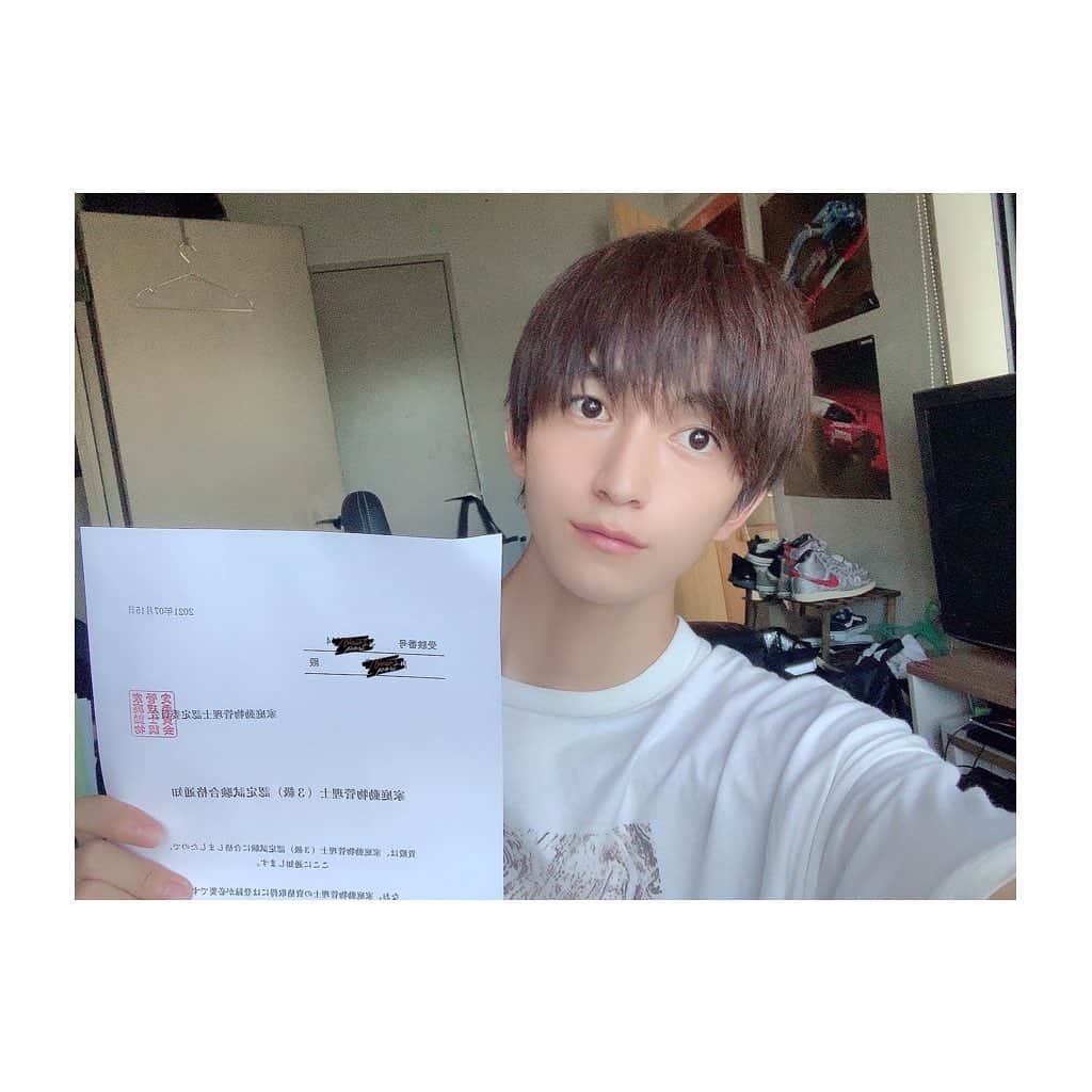 黒崎澪音のインスタグラム：「家庭動物管理士3級の資格を取ることが出来ました😆 合格通知書は堪らなく嬉しいです！ ・ 資格試験は、運転免許取った時以来5年ぶり、、 猛勉強しました✏️ ・ ペットを飼っている方飼いたい方は、是非取って欲しい資格です。 色々な知識が得られると共に、持ってていいことは沢山あります！  #家庭動物管理士  #犬 #猫  #いぬすたぐらむ  #トイプードル  #いいね」