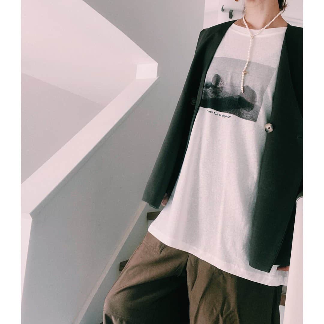 大瀧彩乃さんのインスタグラム写真 - (大瀧彩乃Instagram)「・ 一枚羽織るだけで気分もピシっとする！ こんなラフな感じでも着れるベストすきだなー。 Tシャツのグラフィックの色とも合わせやすくてこの組み合わせお気に入り🤎 Tシャツ&ベスト @chuclla_official  #大瀧の服」7月18日 10時28分 - _ayanootaki_