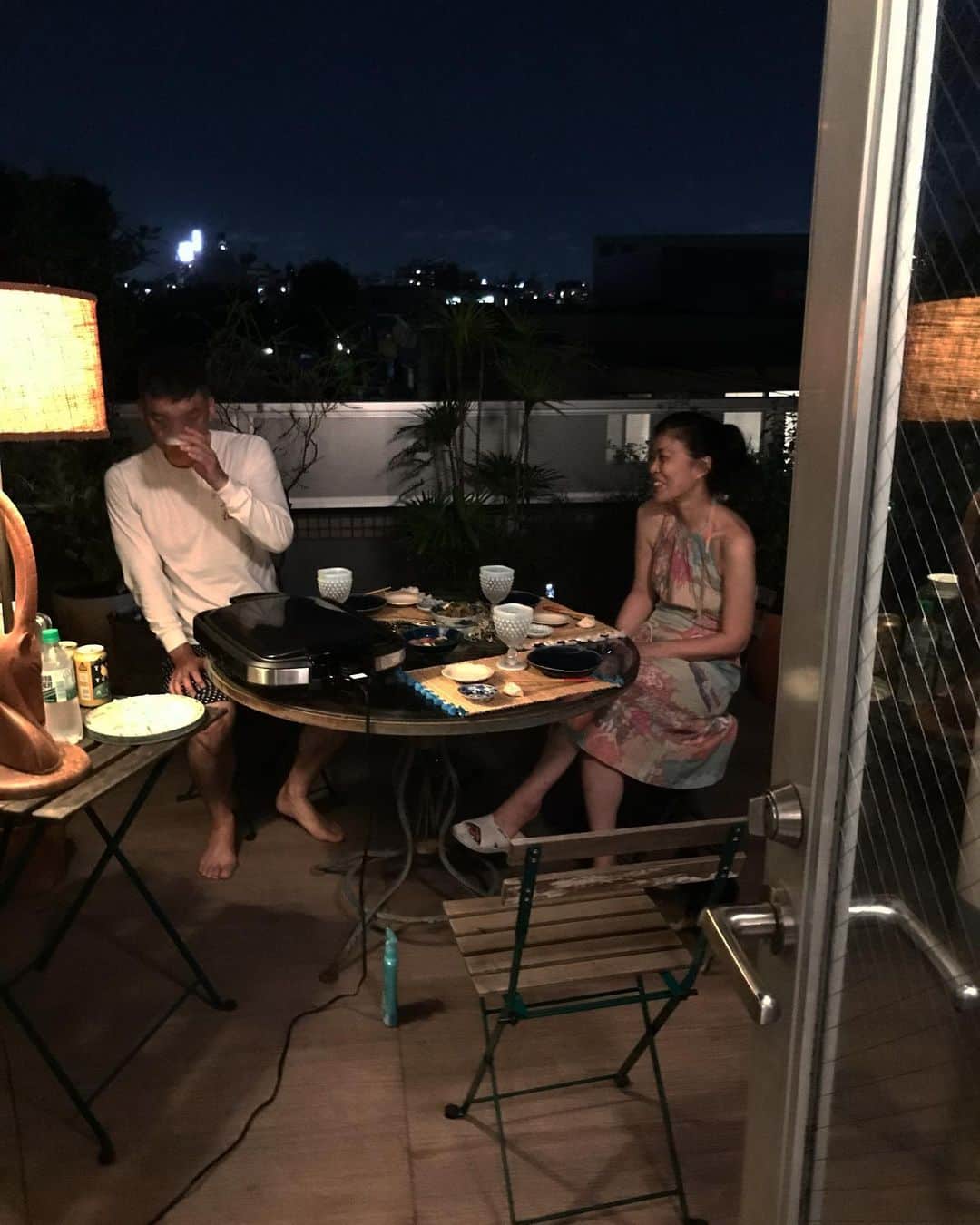 丸山敬太さんのインスタグラム写真 - (丸山敬太Instagram)「今日の東京は一日中暑かったけど 夜風が気持ち良い夜になったので テラスで餃子を焼いた。^_^ 餃子包むのは案外得意。  外で食べるご飯は美味しい。」7月18日 21時23分 - keitamaruyama