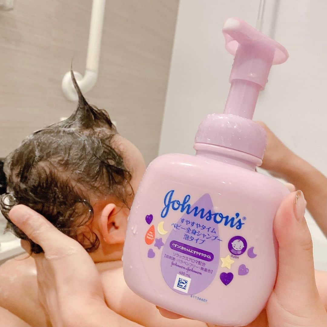 菊地亜美さんのインスタグラム写真 - (菊地亜美Instagram)「. お風呂に新しく @johnsonsbabyjp のすやすやタイムシリーズのウォッシュを置いておいたら、いつも娘をお風呂に入れてくれてるパパから『これめちゃめちゃ良い香りなんやけど！！』って呼ばれたのでパチリ👶🏻📸✨笑  リラックス効果のあるアロマの香りがお風呂場にふわっと広がるので、もはや赤ちゃんだけでなく私たちまで癒されてます🛁💛  水と同じくらいの低刺激だから目にもしみにくいので、最近沢山動くようになった娘にも使いやすい☺️  お風呂上がりは同じシリーズのローションで、娘のムチムチボディをマッサージしながら保湿☺️  ベタつかずさわやかな仕上がりなので、ご機嫌に眠られました笑　寝かしつけ前におすすめ👶💤🌟  #PR ecious time with #ジョンソンベビー #すやすやタイムローション #すやすやタイムウォッシュ #ジョンソンエンドジョンソン #ベビーソープ #ベビーローション #赤ちゃんのいる生活 　#寝かしつけ」7月18日 19時55分 - amikikuchi0905