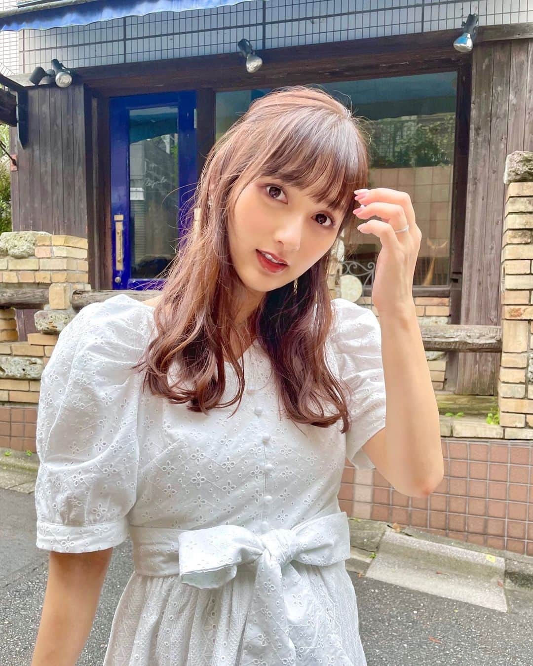 加藤瑠美さんのインスタグラム写真 - (加藤瑠美Instagram)「🤍🦢🤍  jour de muguetのコットンレースロングドレス🐇 ホワイトのコットンワンピって大好きで 毎年新たに買ってしまう…☁️ 今年は @yukakokurosaka0606 ちゃんが 着用されているのを見て一目惚れでこちらに🤍 セールになっていてお得でした✨  dress @jour.de.muguet #jourdemuguet  bag @loewe #loewe  shoes @converse_jp #converse  #coordinate#ootd#Japanese#japanesegirl#instafashion#rubi_fashion#男の子ママ#新米ママ#東京ママ#夏服#新作#오오티디#아웃핏#ジュールドミュゲ#黒坂優香子#セール#セール戦利品#コットンワンピース#ホワイトワンピース」7月18日 20時06分 - katorubi