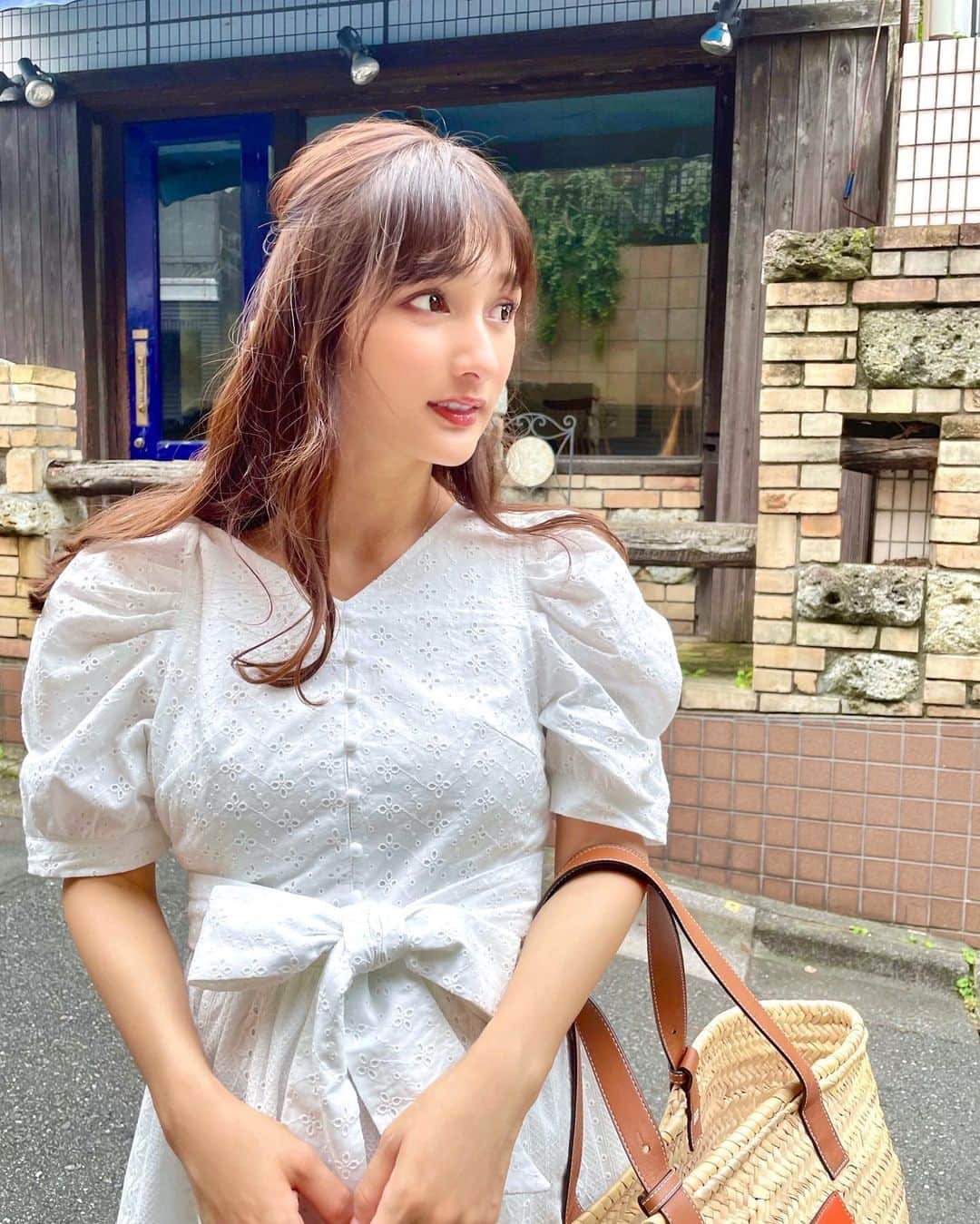 のインスタグラム：「🤍🦢🤍  jour de muguetのコットンレースロングドレス🐇 ホワイトのコットンワンピって大好きで 毎年新たに買ってしまう…☁️ 今年は @yukakokurosaka0606 ちゃんが 着用されているのを見て一目惚れでこちらに🤍 セールになっていてお得でした✨  dress @jour.de.muguet #jourdemuguet  bag @loewe #loewe  shoes @converse_jp #converse  #coordinate#ootd#Japanese#japanesegirl#instafashion#rubi_fashion#男の子ママ#新米ママ#東京ママ#夏服#新作#오오티디#아웃핏#ジュールドミュゲ#黒坂優香子#セール#セール戦利品#コットンワンピース#ホワイトワンピース」
