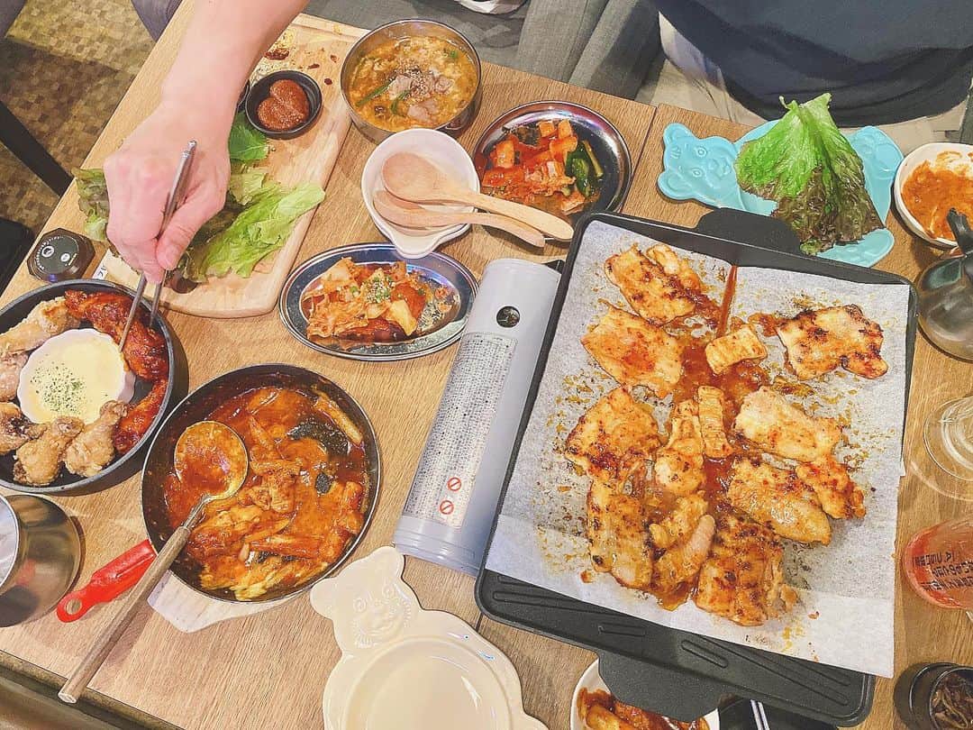 横町ももこさんのインスタグラム写真 - (横町ももこInstagram)「💖  北九州市小倉の新しいインスタ映えスポット発見💗  ほとんどのドリンク&フードが299円❣️ お腹いっぱい韓国料理がいただけちゃう  #韓国コレクション でひっさしぶりの韓国料理🇰🇷❤️  月一で韓国に行っていたくらい 韓国を愛してやまない私…❤️  北九州に引っ越してから 韓国料理が恋しくて仕方ありませんでしたが 旦那さんと一緒にこれでもかと言わんばかりに たっぷりと韓国料理を満喫しました😋✨  チーズにフォンデュしていただくUFOチキンも初体験🛸💫  お店の雰囲気やコンセプトもかわいくて映えました🤩💕  #pr @kankokucollection  #韓国コレクション #韓コレ  #酔った君がクソ可愛い  #小倉グルメ #小倉韓国料理  #北九州グルメ #北九州居酒屋 #小倉居酒屋 #北九州ランチ #北九州市  #福岡移住 #한국요리  #ufoチキン  #インスタ映えスポット #北九州市小倉北区 #小倉駅 #小倉デート #北九州デート  #横町ももこ #ブロガー #福岡インフルエンサー #インフルエンサー #いきなりマリッジ #AbemaTV #ピンクモンスター #ピンクおばけ #lovepink #핑크」7月18日 20時10分 - momochadayo