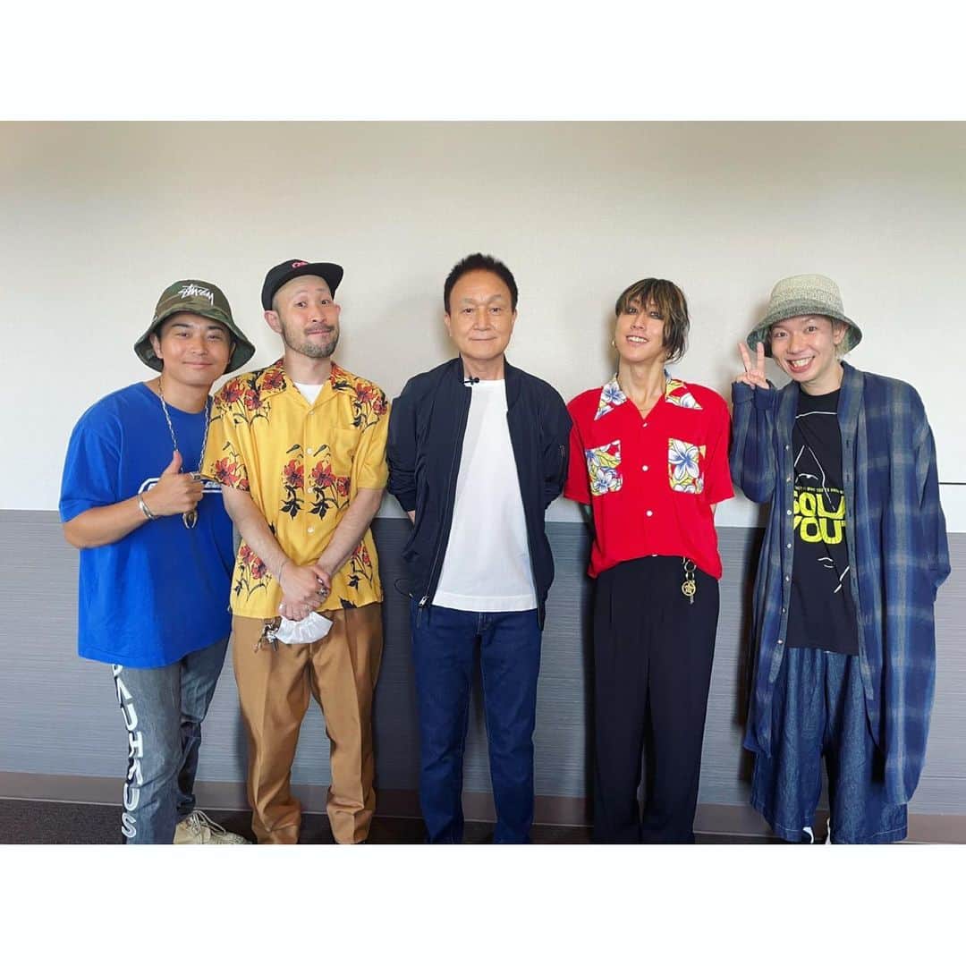 のインスタグラム：「"言葉にできない"の我々カバー、その解釈を御本人に褒めて頂けるのは光栄なことです。 初めて買ったCDがオフコース。 小学校4年生から現在に至るまで、俺の一番長いヒーロー。 小田和正さん、ありがとうございました。  「SUPER BEAVER彼らに感謝を込めて」と歌ってくれた本家。痺れたじゃ済まねエ。」