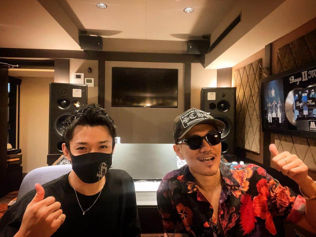 彫師美漸のインスタグラム：「@exile_atsushi_official ATSUSHIさんのスタジオにお邪魔させていただきました🙏 ・ 遅れてしまいましたが、ATSUSHIさんへの誕生日プレゼントをお渡しに🎁✨ ・ まさかATSUSHIさんのスタジオに入れる日が来るなんて…本当に感動です ・ ありがとうございました🙇‍♂️ ・ ・ #刺青 #彫師 #美漸 #彫師美漸 #中目黒 #tokyo #tattoo #art #fashion #bizenart #bizen #문신」