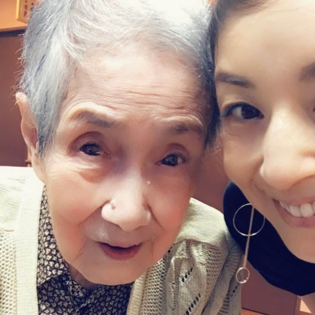 高岡早紀 さんのインスタグラム写真 - (高岡早紀 Instagram)「おばあちゃん。 数日前、101歳の天寿を全うして旅立ちました。 生前は、花やお茶や唄など、たくさんの事教えて貰い、様々な思い出は尽きません。。 長い長い人生、本当にお疲れさまでした。 心残りは、NHKが大好きだったおばあちゃんに、明日から出演する"朝ドラ「おかえりモネ」"を見て貰えない事かな。 写真は2年前、アプリで可愛くなって喜ぶおばあちゃん。 たくさんたくさん、ありがとう！」7月18日 20時28分 - saki_takaoka