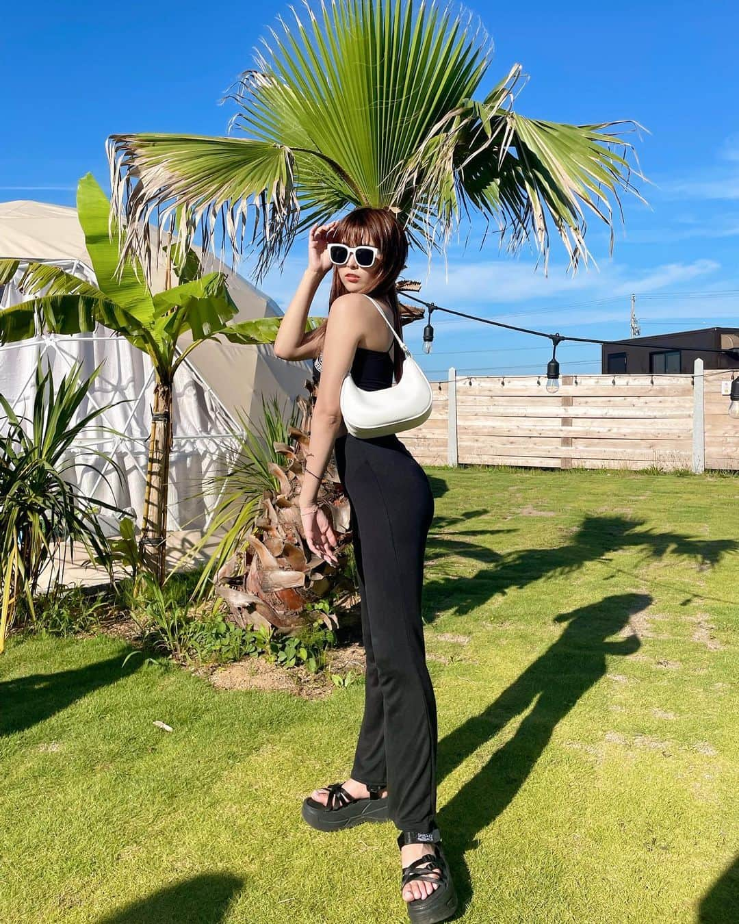 ききまるさんのインスタグラム写真 - (ききまるInstagram)「頭からヤシの木🏝 . . bag @andmood_tokyo  shoes @murua_official  . . . @hibiki_music  . .  #グランピング　#グランピングキャンプ #グランピング女子会 #グランピングリゾート #グランピングテント #bbq #茨城観光 #茨城県 #自然が好き #自然光 #プール　#リフレッシュ　#リフレッシュタイム #国内旅行　#国内旅行好き #pr #フェス　#ootd #fashion #fashionista #fashionstyle #fashionista」7月18日 20時32分 - kikigram_97