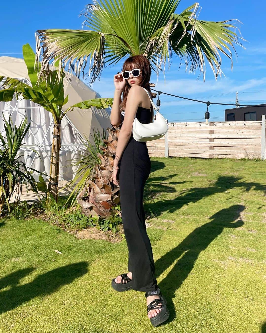 ききまるさんのインスタグラム写真 - (ききまるInstagram)「頭からヤシの木🏝 . . bag @andmood_tokyo  shoes @murua_official  . . . @hibiki_music  . .  #グランピング　#グランピングキャンプ #グランピング女子会 #グランピングリゾート #グランピングテント #bbq #茨城観光 #茨城県 #自然が好き #自然光 #プール　#リフレッシュ　#リフレッシュタイム #国内旅行　#国内旅行好き #pr #フェス　#ootd #fashion #fashionista #fashionstyle #fashionista」7月18日 20時32分 - kikigram_97