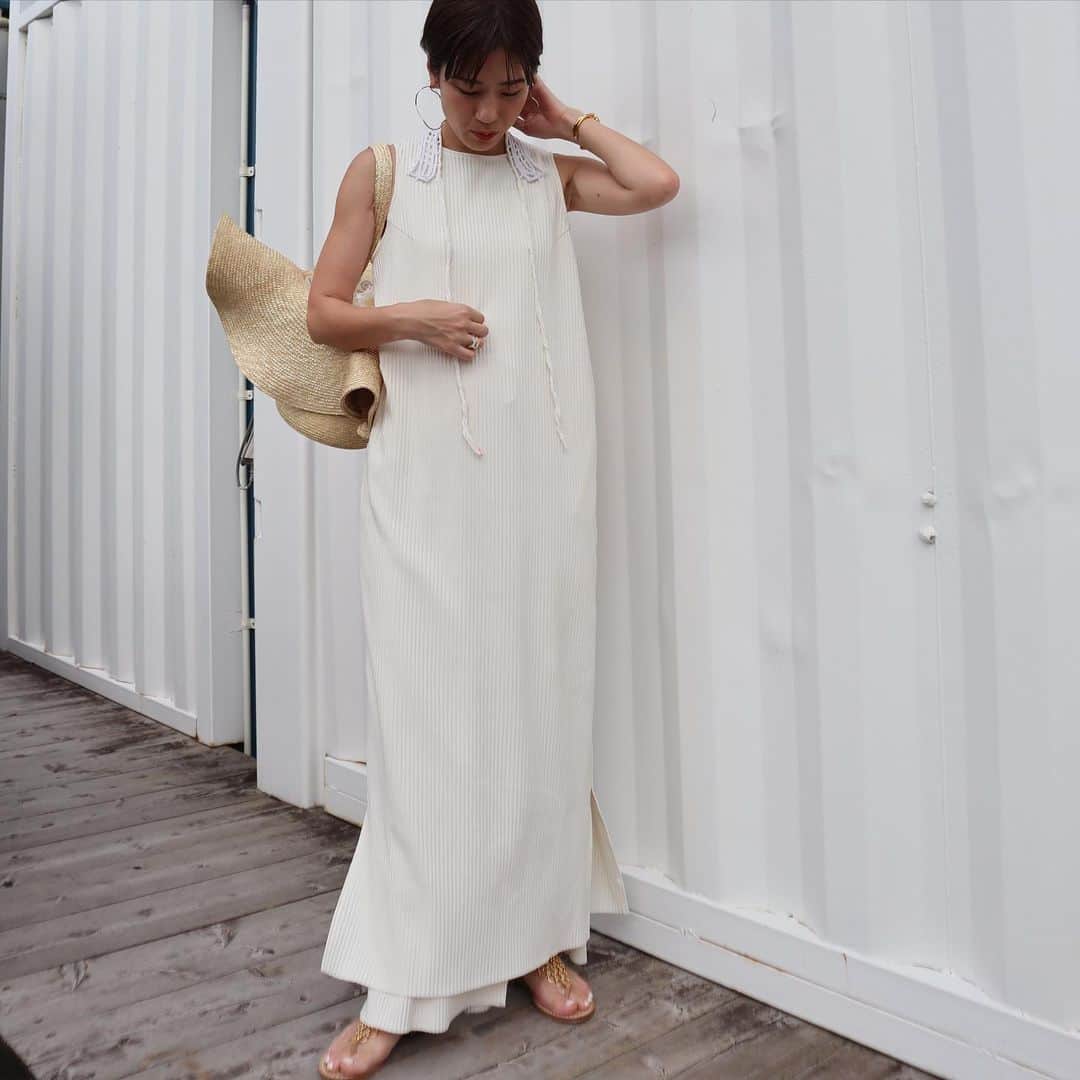 正中雅子さんのインスタグラム写真 - (正中雅子Instagram)「white🤍  昨日のふく🕊  ざ！夏って感じにしてみた☺︎  人気のプリーツロングドレスとプリーツパンツを♡ これ、予約してくれてたお友達が頻繁に着てくれてるのを見る嬉しいやつ😊  着やすいし、お手入れ簡単、シワにならない、楽ちん、涼しいという夏にピッタリなアイテムです！  明日19日22:00再入荷します！」7月18日 20時35分 - masacoshonaka