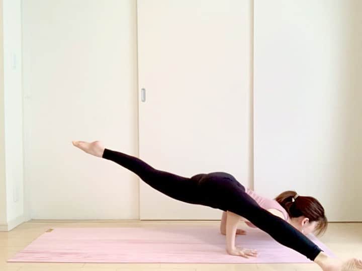 上坂由莉のインスタグラム：「⁡ ⁡ 久しぶりの自主練動画🧘‍♀️🌼 普段は脚を手の横に着地させてから エーカパーダカウンディーニャアーサナを行うんですが、 生徒さんにダウンドックから脚を伸ばして 股関節をぐるっと回して入るやり方を聞いて やってみたいと思ったらこの入り方が癖になって💗笑  どうせなら同じやり方でダウンドックまで戻りたい❗️と 今朝やってみたら、あの失敗動画になりました🤣 ⁡ ⁡ 詳しくはストーリーを見てください🎥笑 押せなかった…てつぶやいてるの😮‍💨💭 入りはまだいいんですが… 戻る時に脚をまた股関節から回し上げるのが すんごいしんどーーーーい❗️笑笑 けどやっぱり楽しい❣️ ⁡ ⁡ 同じアーサナでも違う入り方すると感覚が変わるのと同じで 固定概念に囚われすぎず、視野を広く保った生き方をしたいな🌱🌍 ⁡ ⁡ #エーカパーダカウンディーニャアーサナ #ヨガ講師 #ヨガフロー #ekapadakoundinyasana2 #armbalance #yogamovie」