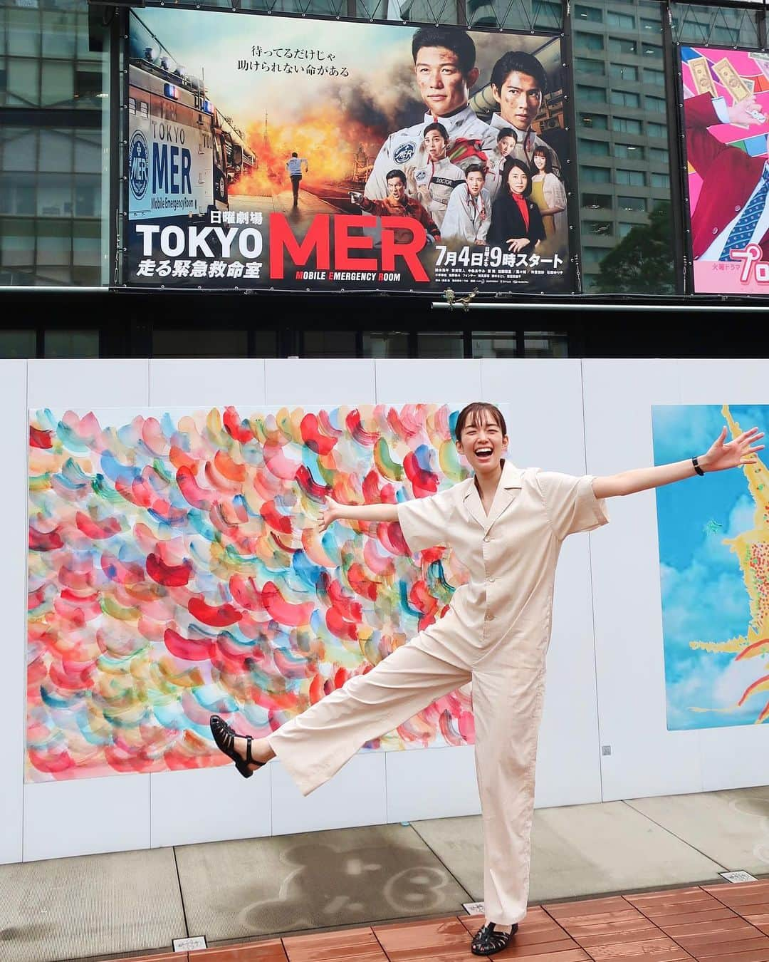 佐藤栞里さんのインスタグラム写真 - (佐藤栞里Instagram)「. 梅雨が明けましたね。 と思ったら猛暑がやってきました。 水分補給をしっかりして 暑い夏を元気に過ごしてくださいね☺︎  今夜は「TOKYO MER」第3話。 涼香はヘビになっております🐍 よろしくお願いします！ #tokyomer #ポスターと記念撮影しました #最近ヘビロテのオールインワン🐍 #2枚目にタグ付けました☺︎」7月18日 20時55分 - satoshiori727