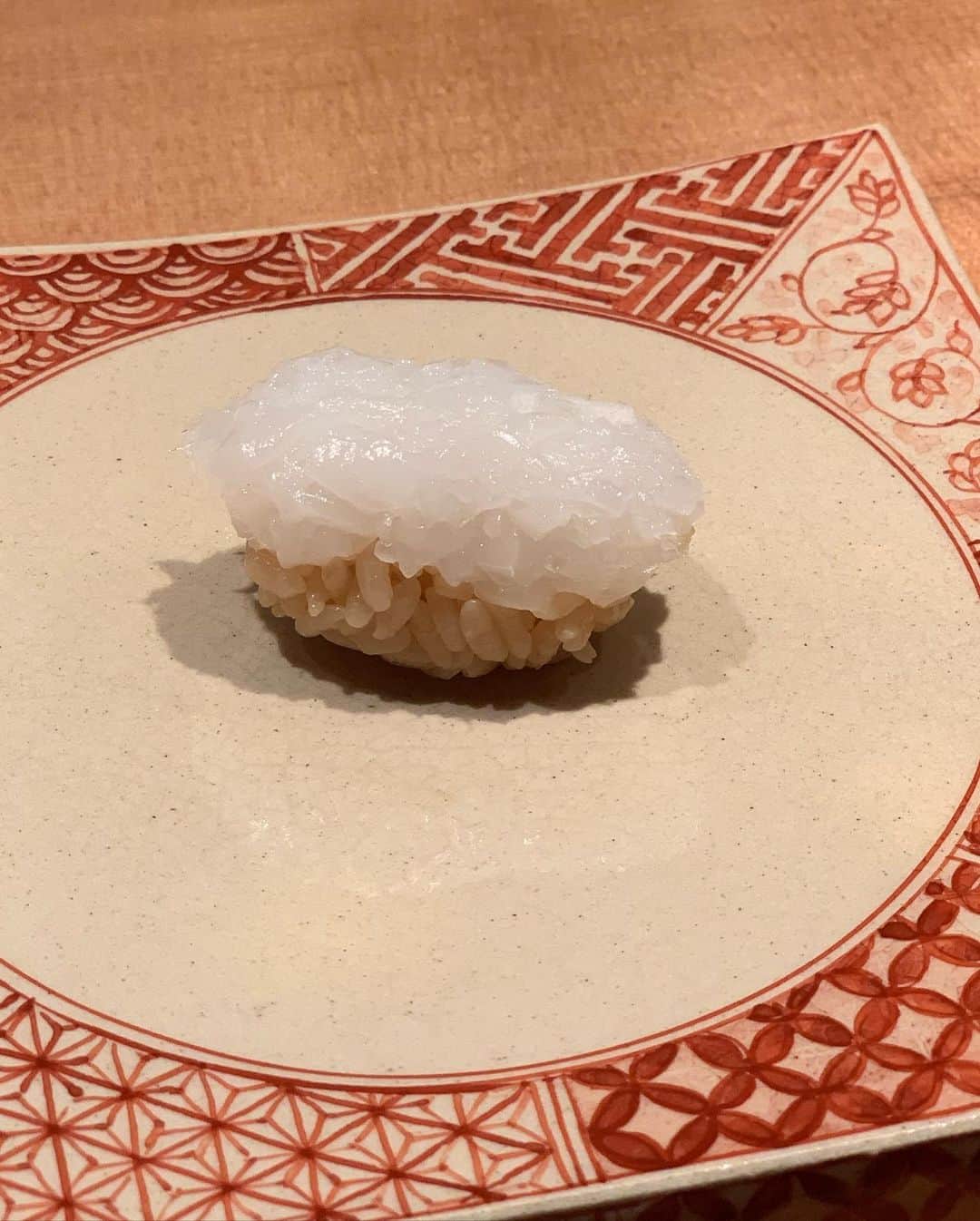 駒田奈美さんのインスタグラム写真 - (駒田奈美Instagram)「・ ・ ・ 『美味しいお鮨を』 ・ ・ 昨夜は西麻布にある鮨やま田さんへ @sushi.yamada.nishiazabu  ・ ・ 関西風の優しいお味のお鮨を いただいてきました❤︎ ・ ・ 赤酢で塩気を控えたしゃりは お米の粒がしっかり感じられ ネタとのバランスも素晴らしかったです！ ・ ・ いさきの握りから始まり 車海老と春菊と干し椎茸の白和え アオリイカ、マコガレイ、縞鯵 赤身の漬け、トロ カマスと焼きトマトとつる紫の和がらしマヨネーズ ・ ・ 「うーん　美味しい❤︎」の連続 ・ ・ 関西で予約の取れないお鮨屋さんの一番手として 修行された大将は、28歳という若さ！ 笑顔が素敵でトークも楽しかったです♪ ・ ・ ・ #鮨やま田 #鮨#sushi#寿司#美味しい#美味しいもの #美味しいもの好きな人と繋がりたい #和食#日本#浴衣#モデル#アラフィフ#美魔女」7月18日 21時06分 - nami.komada