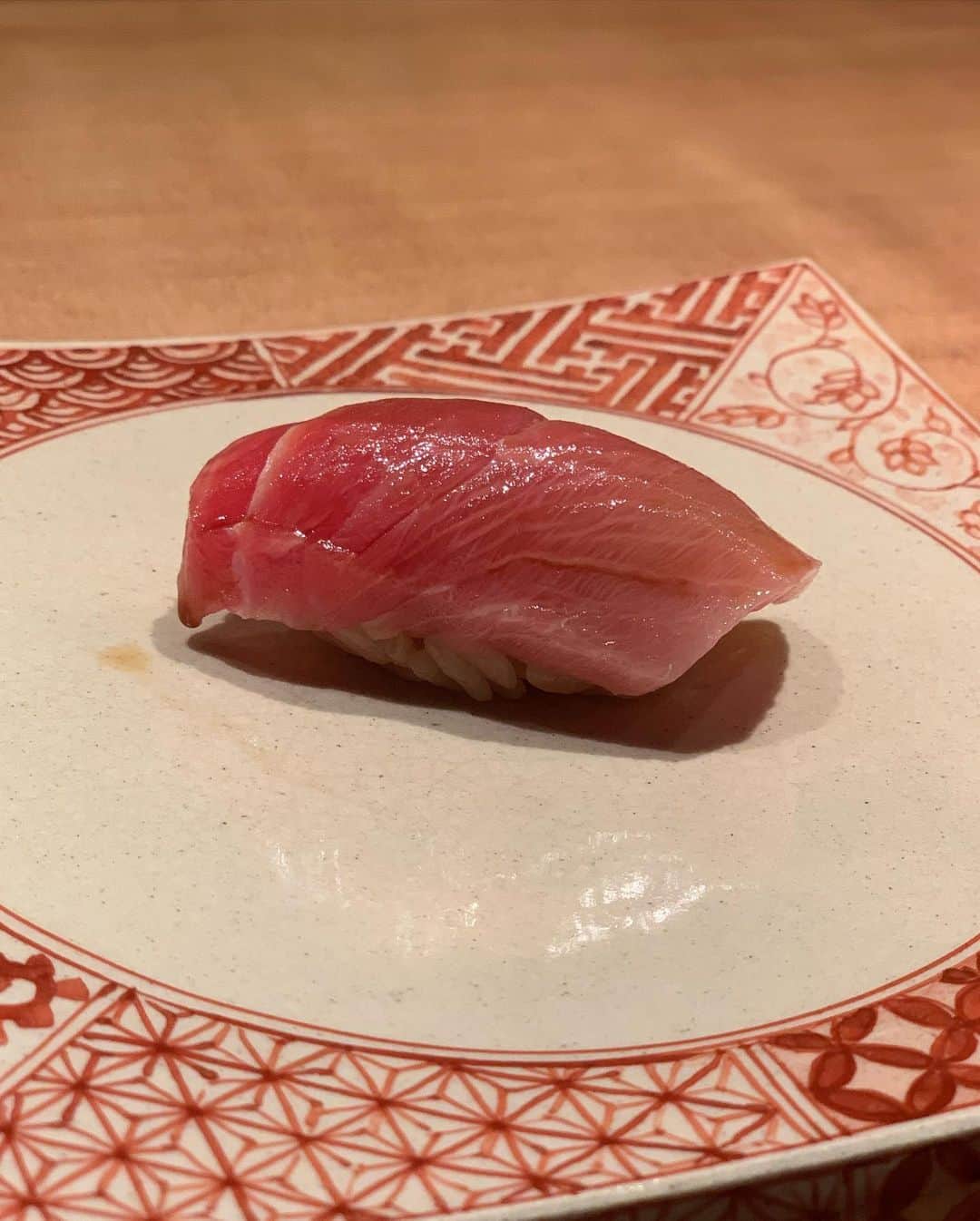 駒田奈美さんのインスタグラム写真 - (駒田奈美Instagram)「・ ・ ・ 『美味しいお鮨を』 ・ ・ 昨夜は西麻布にある鮨やま田さんへ @sushi.yamada.nishiazabu  ・ ・ 関西風の優しいお味のお鮨を いただいてきました❤︎ ・ ・ 赤酢で塩気を控えたしゃりは お米の粒がしっかり感じられ ネタとのバランスも素晴らしかったです！ ・ ・ いさきの握りから始まり 車海老と春菊と干し椎茸の白和え アオリイカ、マコガレイ、縞鯵 赤身の漬け、トロ カマスと焼きトマトとつる紫の和がらしマヨネーズ ・ ・ 「うーん　美味しい❤︎」の連続 ・ ・ 関西で予約の取れないお鮨屋さんの一番手として 修行された大将は、28歳という若さ！ 笑顔が素敵でトークも楽しかったです♪ ・ ・ ・ #鮨やま田 #鮨#sushi#寿司#美味しい#美味しいもの #美味しいもの好きな人と繋がりたい #和食#日本#浴衣#モデル#アラフィフ#美魔女」7月18日 21時06分 - nami.komada