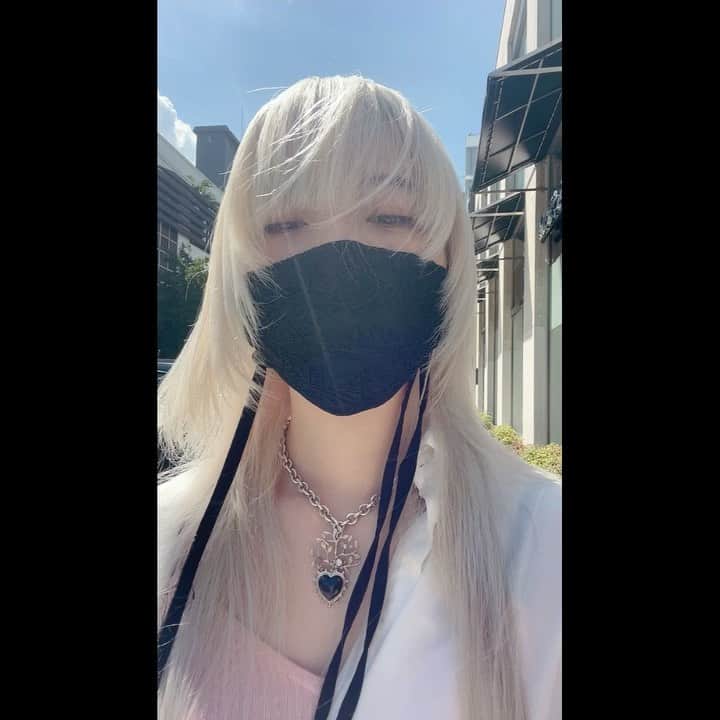 中村未来のインスタグラム：「夏のアスファルトを歩いてるとこ 空が青い🧊 ネックレスとマスクよく聞かれるので ⁡ ♞🖤」