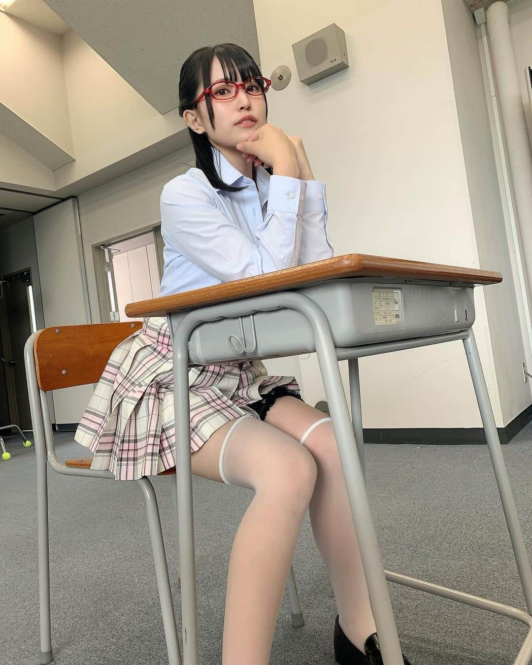 坂東遥さんのインスタグラム写真 - (坂東遥Instagram)「◯ ・ 🏫👩🏻‍🏫  Jams Collectionの 絶対必勝ラブゲームのMV みんなもう見てくれましたかー？✨  はるかの役は 数学が得意な理系女子👓  なんだけど白衣を着てるからか、 はるかだけ 先生ってみんな勘違いしてるけど、 一応生徒だからねーーー😂😂  赤メガネってなんでこんな えっちになるんだろう、、  中二の時赤メガネ だったんだけど、、、🤓」7月18日 12時26分 - b.haruka1103