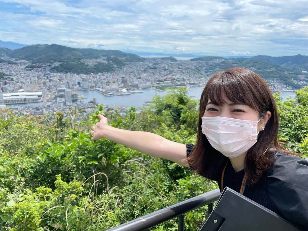 藤坂奈央のインスタグラム：「. 今日は取材で久しぶりに稲佐山展望台へ🌿 . 上から見ると出島メッセや長崎駅など 街並みが変わっているのが一目瞭然😳 . nccの入社試験前に長崎の街の位置間隔を見るため 母と来たことを思い出しました💫なつかしい〜笑 . セミも鳴いて今日も暑いです。 熱中症気をつけましょう🌻 . #稲佐山展望台 #稲佐山 #長崎市 #nagasaki #ncc #アナウンサー #藤坂奈央」