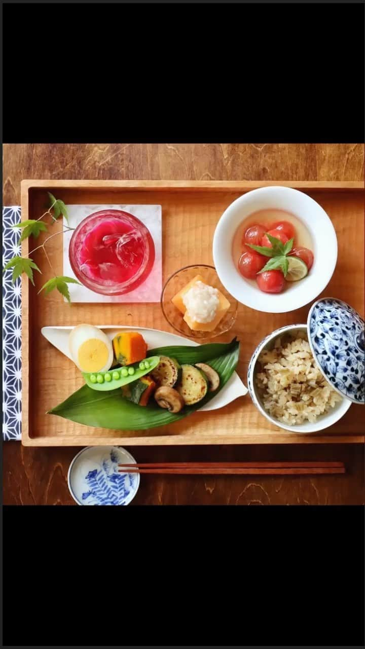 のん ◡̈*のインスタグラム：「・ うつわ合わせと盛り付け🌿 ・ ・. 夏はシンプルで涼しい服が着たくなるのと同じで うつわもガラス、白、藍など爽やかなうつわを組み合わせて 食卓を涼しく彩りたいですね😊 ・ ・ ・ おしながき ◎蕗の炊き込みごはん ◎ズッキーニとマッシュルームのクミン焼き ◎発酵味玉 ◎かぼちゃの炊いたん ◎スナップエンドウ ◎まるごとトマトの冷たいお吸い物プチトマトver. ◎メロン甘酒 ◎自家製紫蘇ジュース ・ ・ ・ ・ ・ ・ #丁寧な暮らし #心はぐくむごはん  #マカロニメイト #おうちごはん　 #フーディーテーブル #おうちごはんlover #朝ごはん #盛り付け #家庭料理 #和んプレート #和 #和食 #ガラス #和食器 #うつわ #器 #染付 #堀宏治 #炊き込みごはん #味玉 #発酵食 #甘酒 ＃紫蘇ジュース #てづくりごはん365 #washoku #igersjp #wp_deli_japan #instafood #그릇」