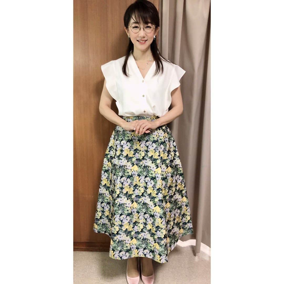 唐橋ユミさんのインスタグラム写真 - (唐橋ユミInstagram)「スタイリストユカさん撮影。 今日の衣装は、、👗  ・ブラウス #nolley's sophi  ・ジャガードスカート #RavissantLaviere  @nolleys_official」7月18日 12時53分 - yumikarahashi