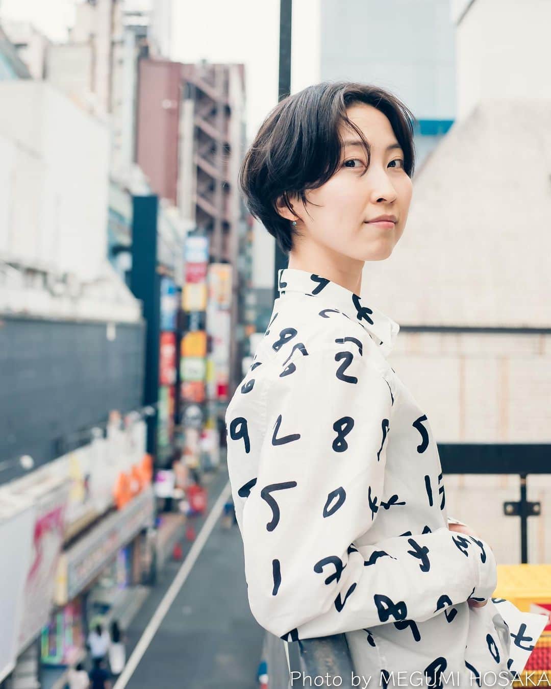 平川はる香のインスタグラム：「⁡ あっという間に時間が経って結構前になっちゃったけど、保坂さんの #なるべく離れる で撮ってもらったやつ☺︎ 保坂さん相手にダブルピースかました✌︎✌︎ そんなのもイベントならでは😌 ⁡ ⁡ 一気に暑いから熱中症に気をつけよう梅干し食べよう🙆🏻‍♀️ ⁡ ⁡ #保坂萌#なるべく離れる#コンポジ#作品撮り#portrait#shooting」