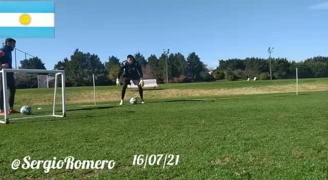 のインスタグラム：「Que lindo se entrena con sol! #training #hardwork #family #enjoy」