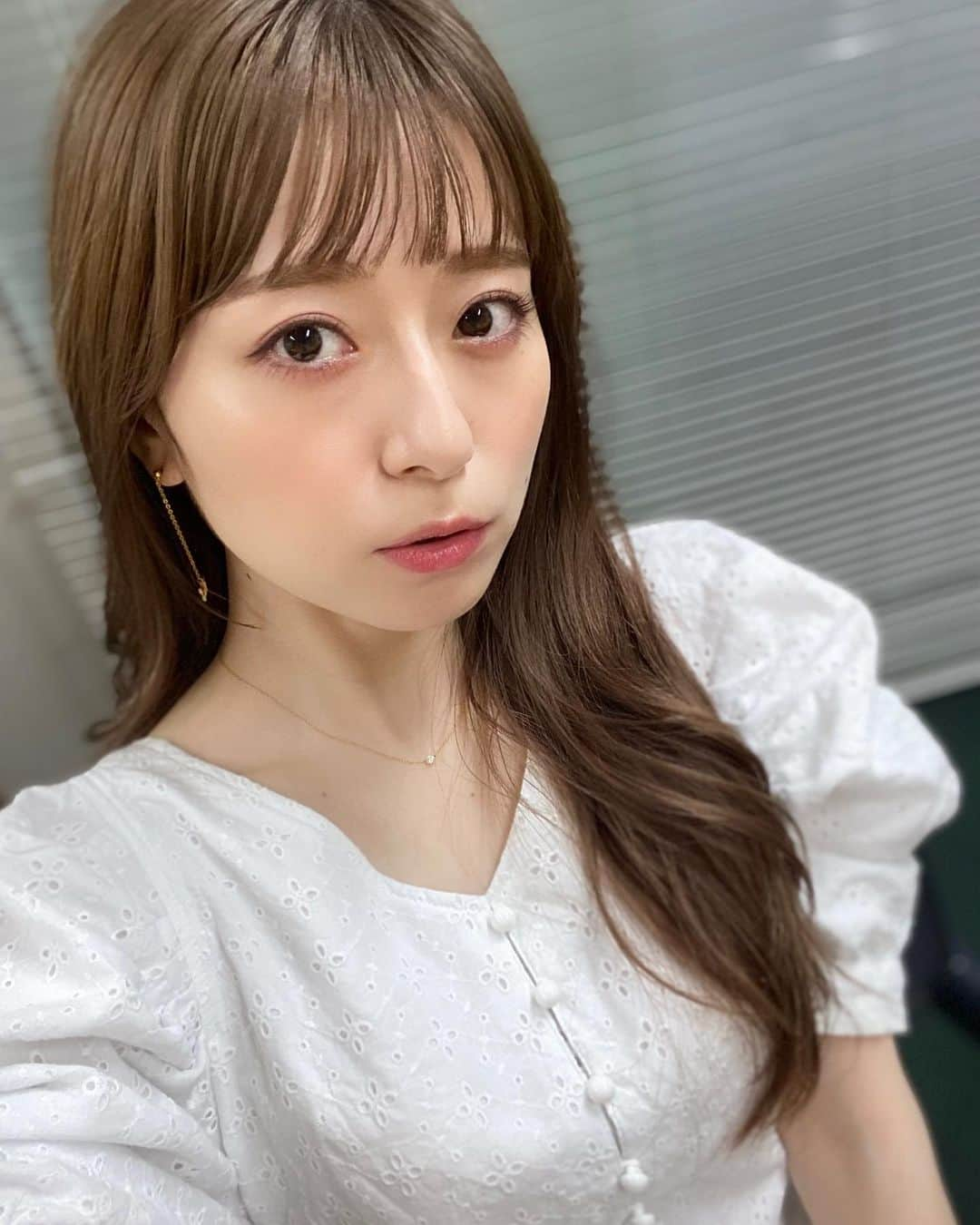 黒坂優香子さんのインスタグラム写真 - (黒坂優香子Instagram)「🤍  オン眉🦭♡  久々にブリーチして、カラーも入れ直してもらったよ✨ 透明感抜群のカラーでお気に入り🥺♡  そしてオン眉にしてもらった♡ みほちゃんいつもありがとう🥰♡ @miho__motoyama   みほちゃんにお任せしたら絶対可愛くしてくれるよ♡ みんなもぜひSHIMA GINZA SIXの みほちゃんの所へ♡ (GINZA SIXと言いつつ、GINZASIXの向かい側の建物の中にあるよ！)  着てるワンピースとピアスは @jour.de.muguet  どちらもSALE中だよ♡  このワンピお気に入りすぎて めちゃめちゃ着てる😂💗  今日も一日楽しんでいこうね♡  今日は夜にインスタライブしようかなと 思っているよ…🥰✨ その後にFC限定生配信もしようかな🤔  #jourdemuguet #ジュールドミュゲ #shima #shimasixginza」7月18日 13時37分 - yukakokurosaka0606