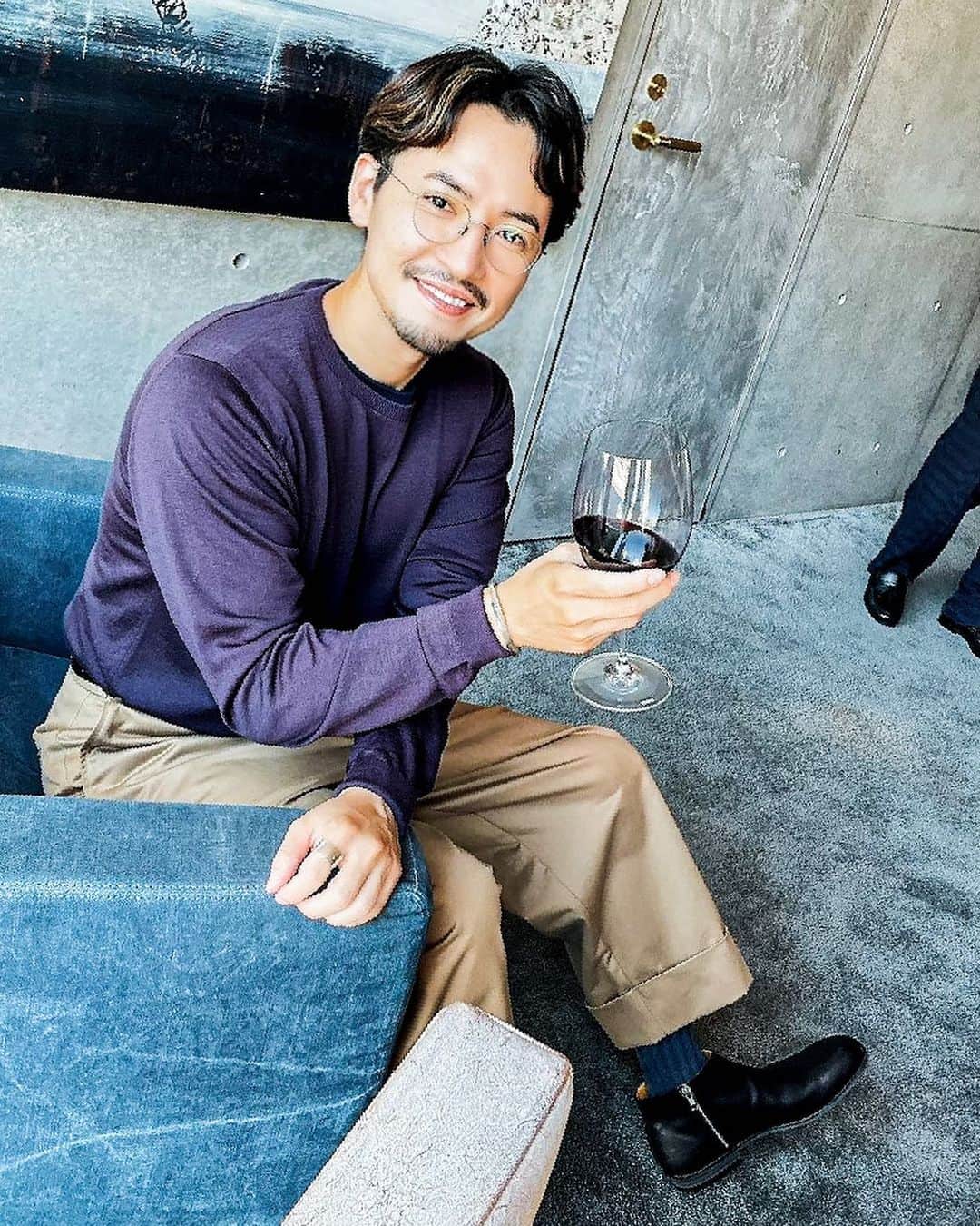 小柳津林太郎のインスタグラム：「Offshot from a commercial shoot last week. Fun to mind a new version of myself when there's a great stylist at the scene.  この前の広告の撮影のオフショット。スタイリストさんについて頂けるといつもと違うファッションに出逢えるから楽しい。タックインとか普段しないからなー、、、ワイドパンツとか普段履かないからなー、昼からワイン飲んだなぁ（お仕事）  knit @johnsmedleyknitwear  t-shirt @ikiji_japan  pants @willychavarrianewyork  boots @spacecraftshoes  eyewear @eyevan_official  accessory bangle @brunaboinne_jp  ring #20/80  Thanks to  Stylist @hiroki_matsui_  Hairmake @aik0enomot0   #wine #commercial #shoot #ワイン #広告 #撮影」