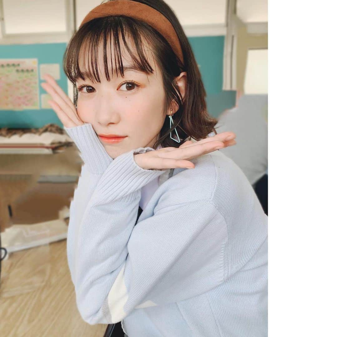 岡本夏美さんのインスタグラム写真 - (岡本夏美Instagram)「ご要望が多かったので！ ハニレモのあゆメイクの詳細を。  メイクは基本オレンジメイクで 明るくてさわやかな感じでした🍊 3CEのアイテムを 使ってた気がするな~ ヘアアレンジは、 毎朝撮影前に、アクセサリーを シーンや制服に合わせて選んで、 メイクさんと、今日は この髪型にしましょ！て言って、 イロイロ遊んでました☺️ 沢山あって選ぶの楽しかったな~~  イヤリングも制服も キュートだしね~🍒 そんなところも観てみてくださいっ」7月18日 14時15分 - okamoto_natsumi